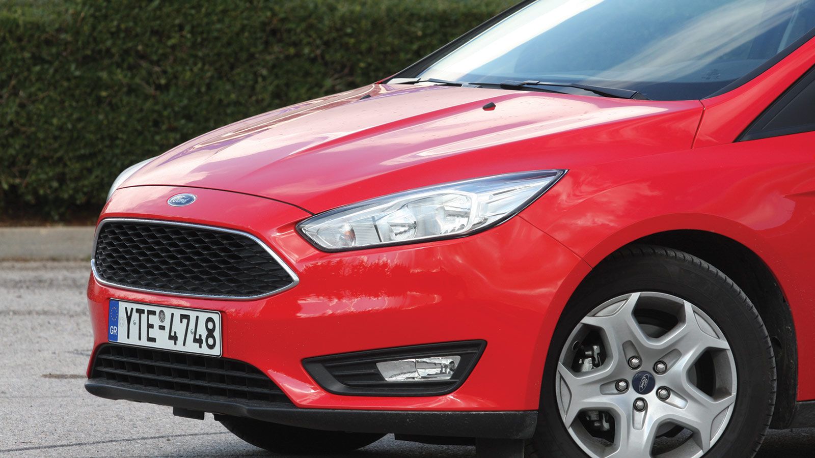 Σπορτίφ και επιθετικό το μπροστινό μέρος του Focus με τα LED φώτα ημέρας, τη τραπεζοειδή μάσκα και το μυώδες καπό.
