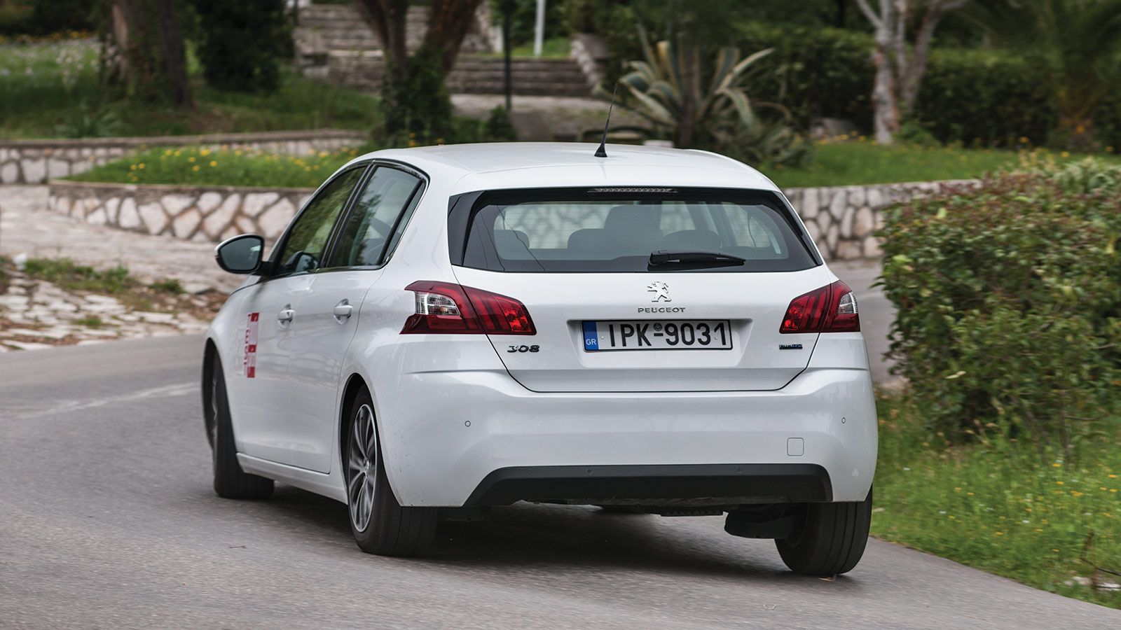 Σταθερό και άνετο είναι το Peugeot 308, ενώ σε δρόμο με στροφές είναι σε θέση να ικανοποιήσει τον οδηγό που θα θελήσει να κινηθεί σβέλτα με την αρωγή 
