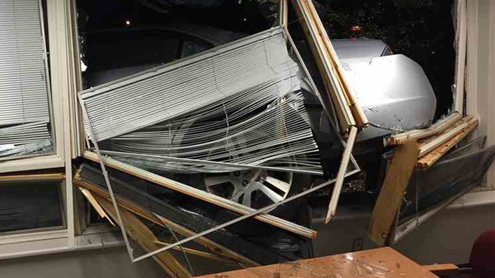 Πεδίο μάχης θυμίζει το αστυνομικό τμήμα που βρέθηκε στο διάβα του νεαρού οδηγού.