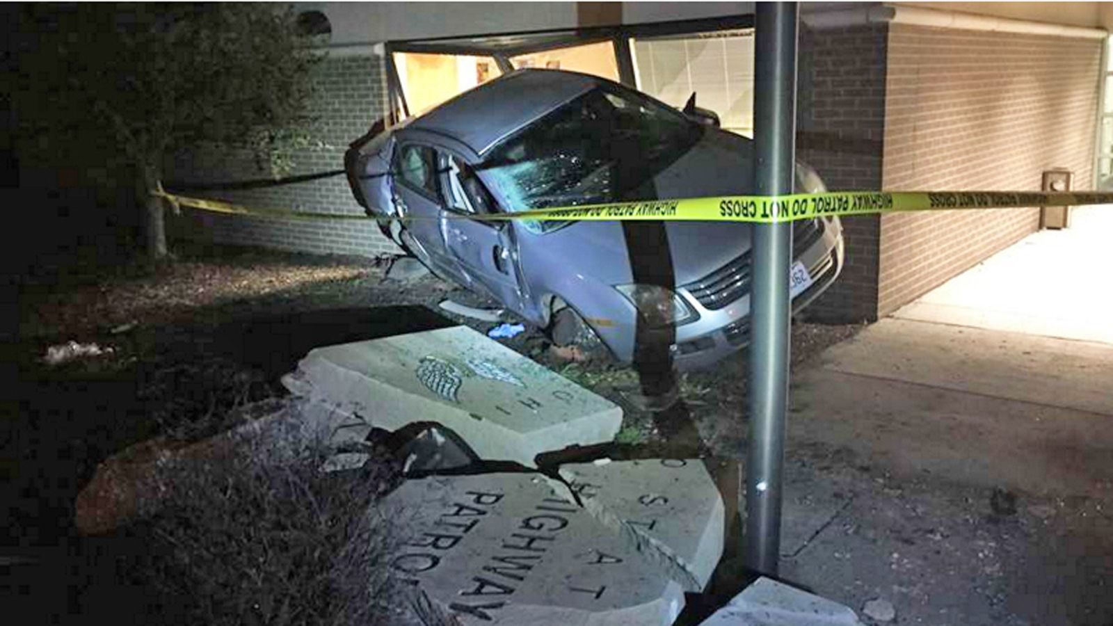 Την πλήρωσε η πέτρινη πλάκα που υπήρχε στο εξωτερικό του κτιρίου, η οποία και έγινε κομμάτια, όπως ήταν αναμενόμενο. 