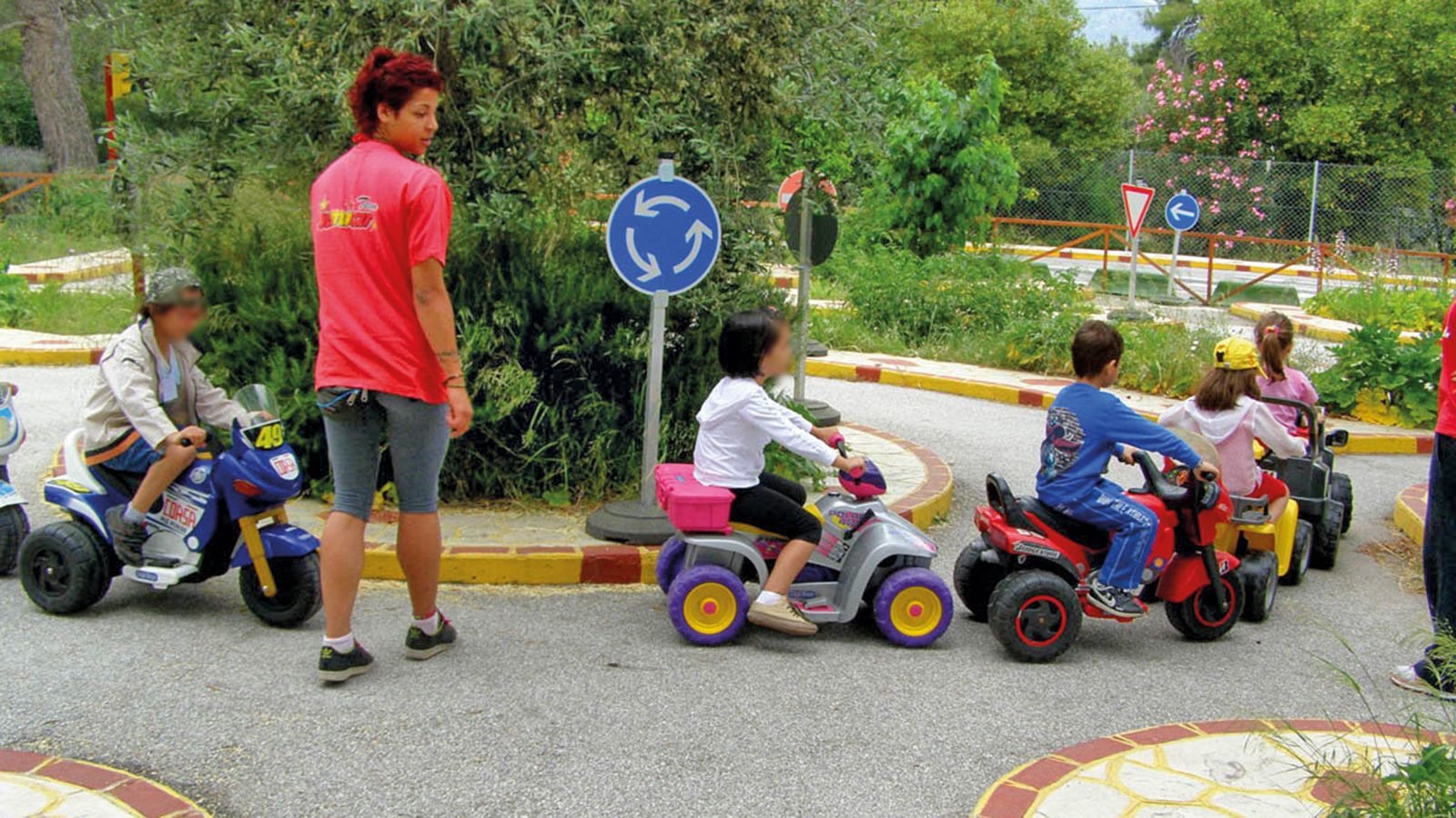 Η επίσκεψη σε ένα πάρκο κυκλοφοριακής αγωγής είναι και εξαιρετικά επιμορφωτική και συγχρόνως διασκεδαστική εμπειρία για το παιδί σας.