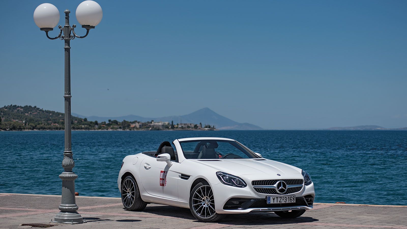 Η Mercedes SLC είναι όμορφη είτε κλειστή είτε ανοιχτή. Ανοιχτή δείχνει τον πιο εκλεπτυσμένο της χαρακτήρα, ενώ κλειστή συνδυάζει την ομορφιά με την δυ