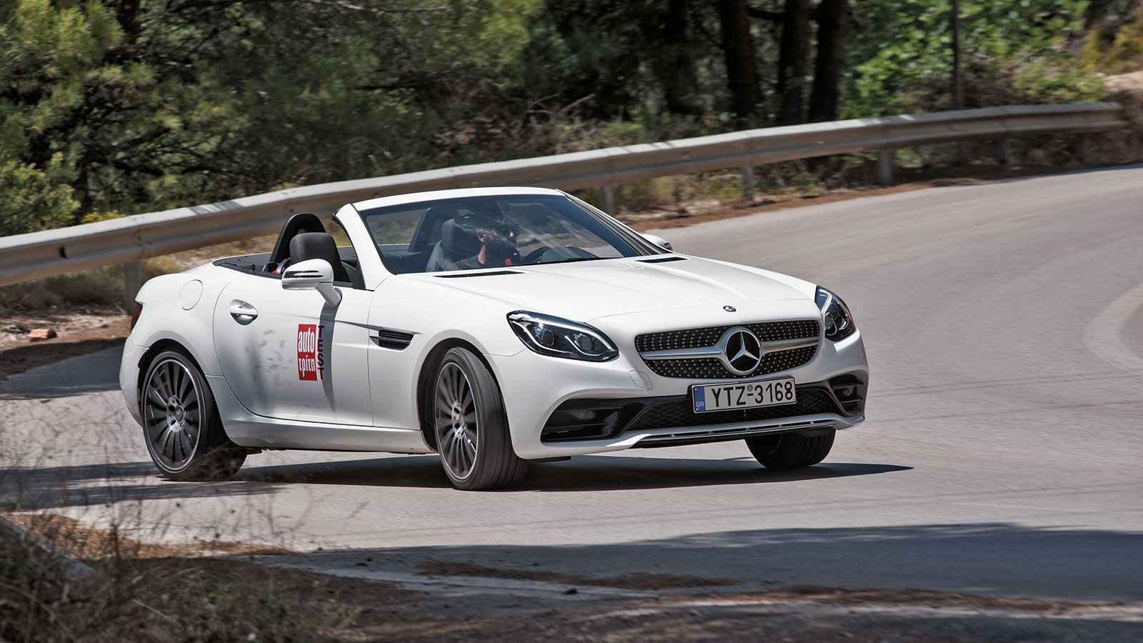 Η Mercedes SLC 180 είναι ουδέτερη στις περισσότερες περιπτώσεις. Για να εμφανίσει τον σπορ χαρακτήρα της ως πισωκίνητη κατασκευή θα πρέπει ο δρόμος να
