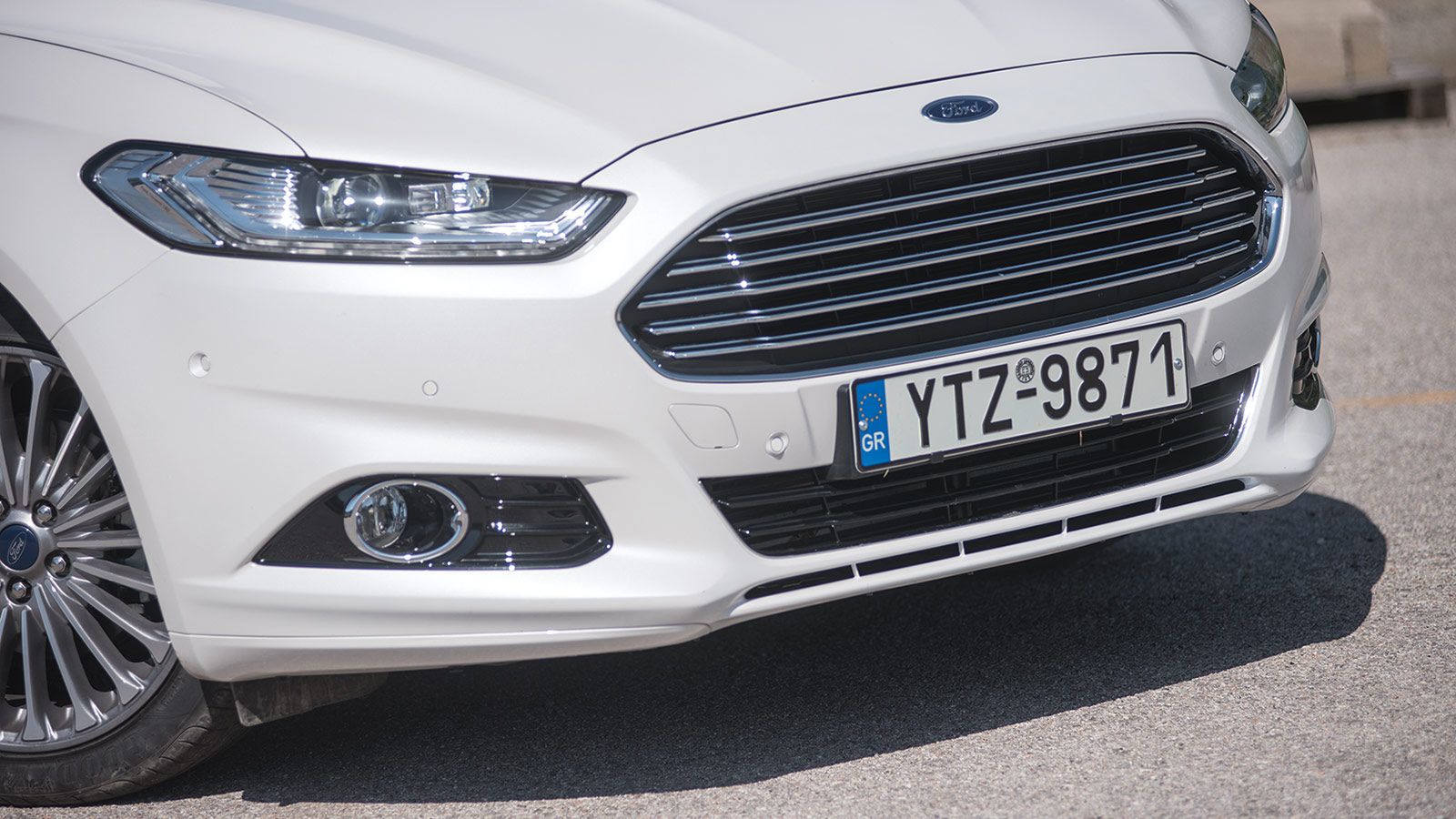 H κομψή σχεδίαση του Ford Μοndeo χαρακτηρίζεται από την τραπεζοειδή μάσκα μπροστά. Μέχρι τις 19 ίντσες φτάνουν οι τροχοί.