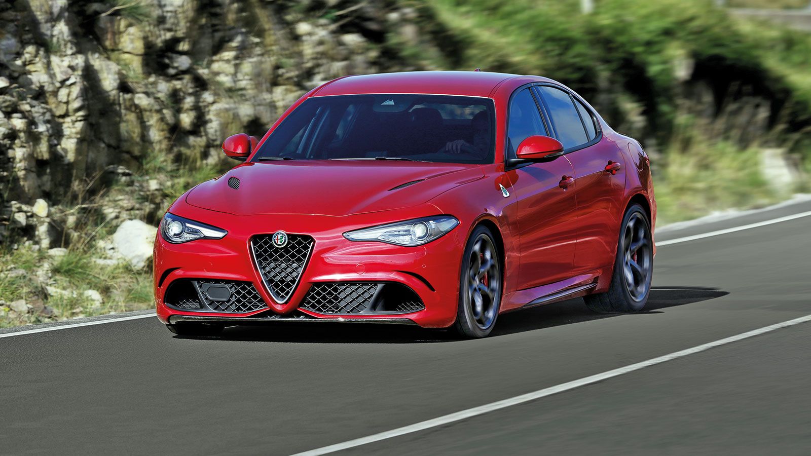 Στο δρόμο η κορυφαία έκδοση Alfa Romeo Giulia QV αναμένεται να προσφέρει μια άκρως
δυναμική οδική συμπεριφορά.