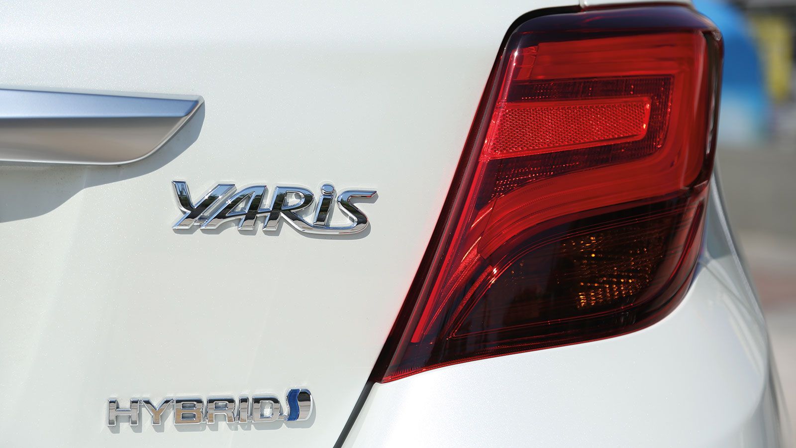 Τα πίσω φώτα του Toyota Yaris HSD είναι LED και κερδίζουν τις εντυπώσεις τόσο την ημέρα, όσο και τη νύκτα.