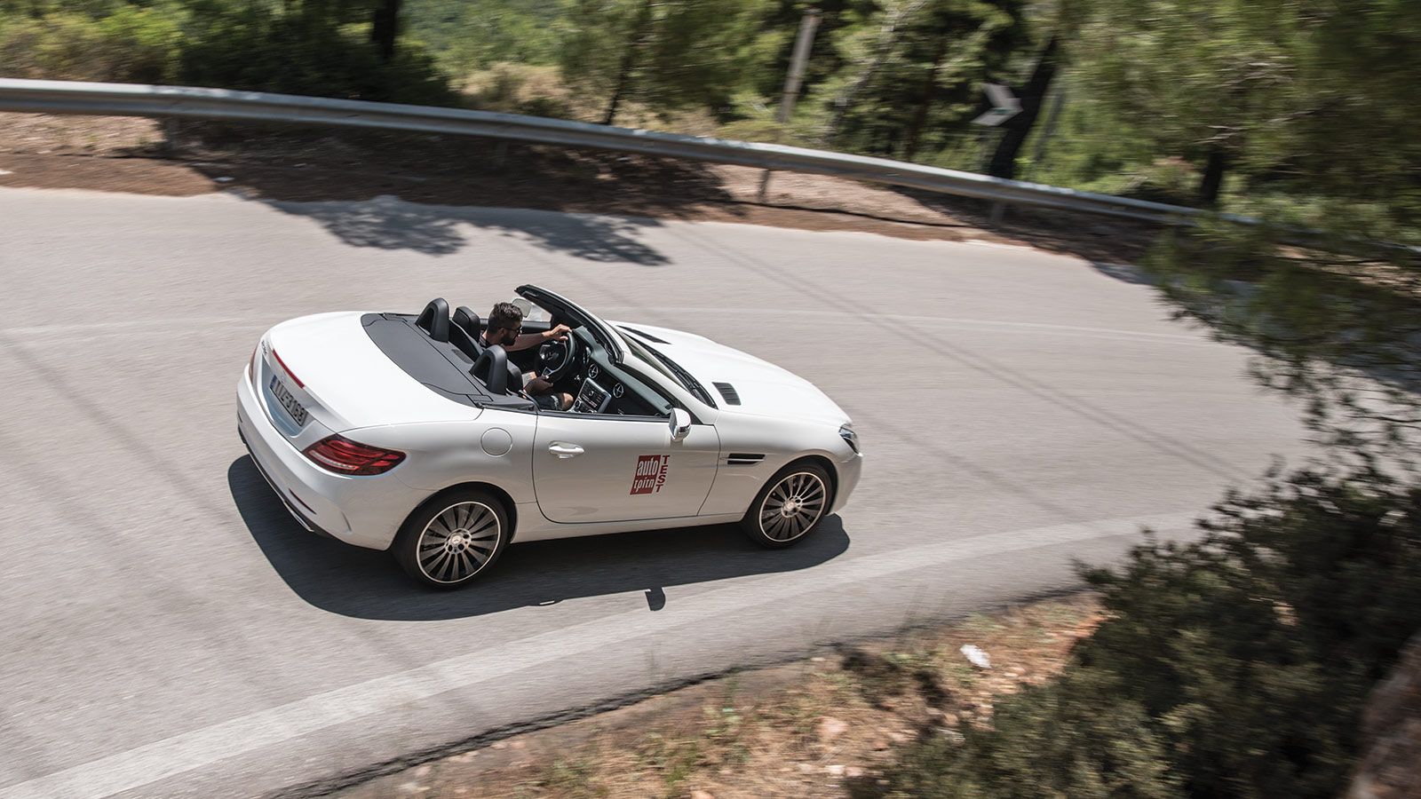 Η Mercedes SLC είναι όμορφη είτε κλειστή είτε ανοιχτή. Ανοιχτή δείχνει τον πιο εκλεπτυσμένο της χαρακτήρα, ενώ κλειστή συνδυάζει την ομορφιά με την δυ