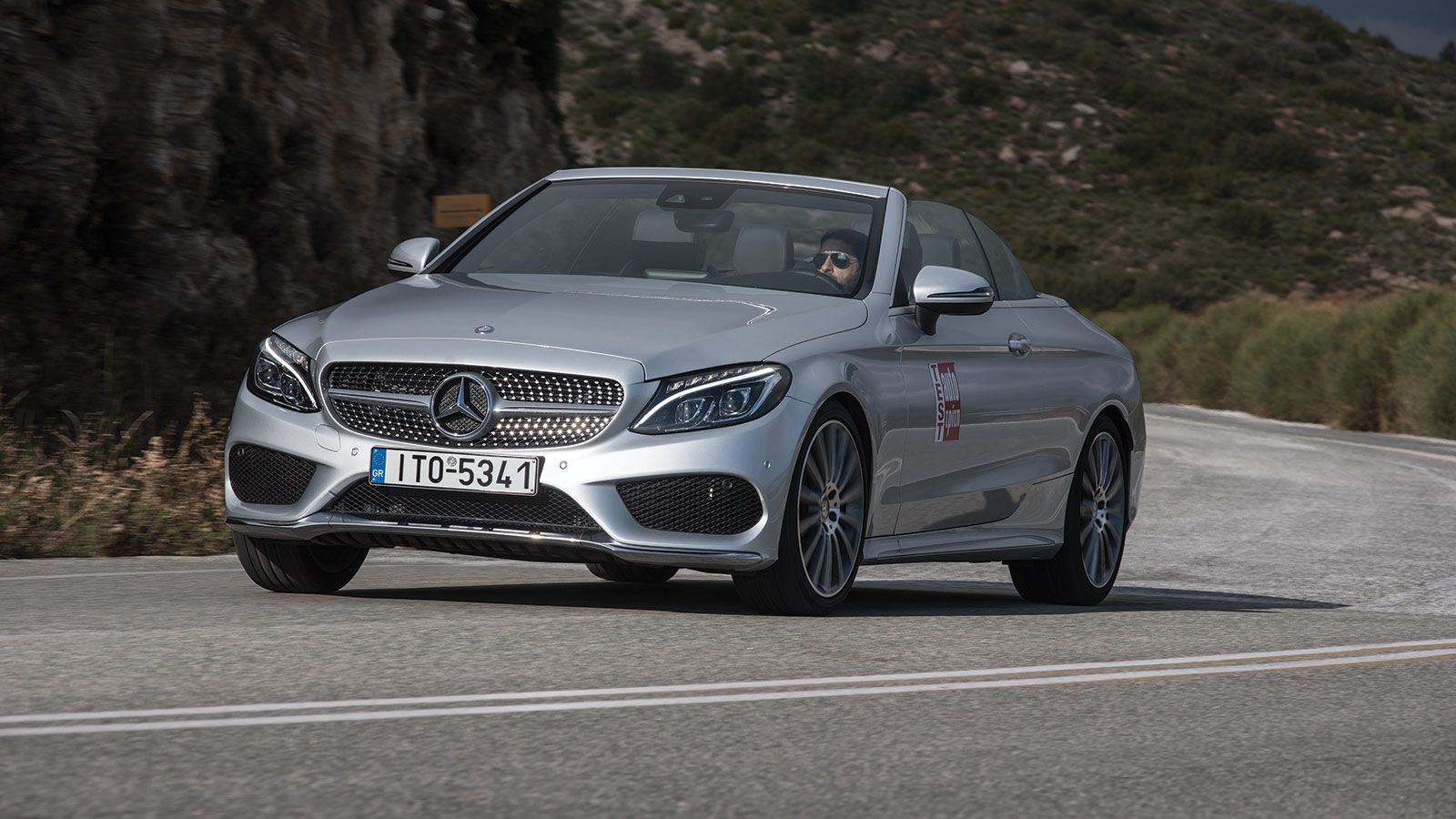 Η εμφάνιση της C-Class Cabriolet πατάει στις γραμμές της κουπέ, όντας εκλεπτυσμένη και πολύ δυναμική. 