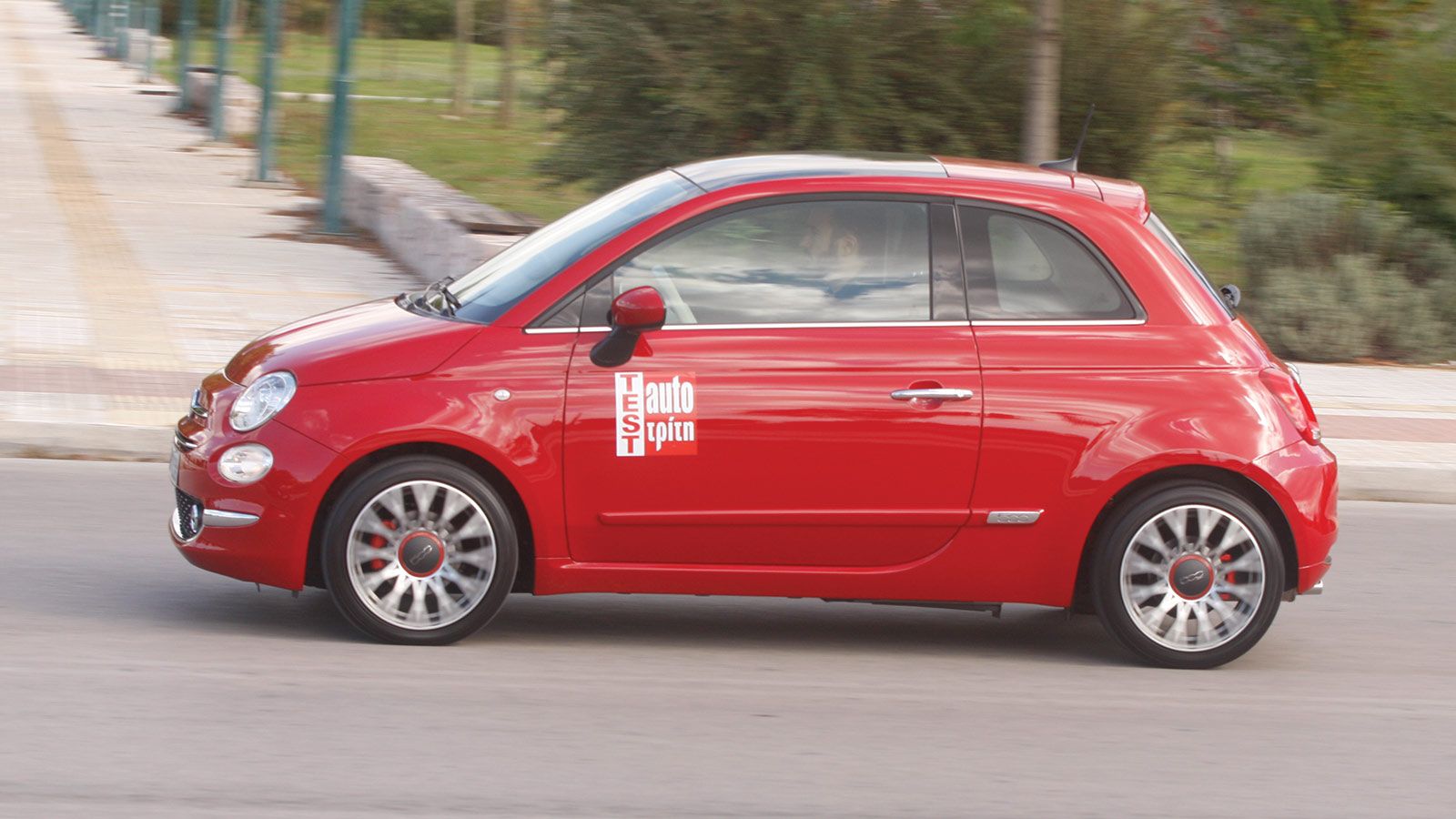 Το Fiat 500 με τις ρετρό σχεδιαστικές του παραπομπές προκαλεί χαμόγελα νοσταλγίας στο πέρασμά του.
