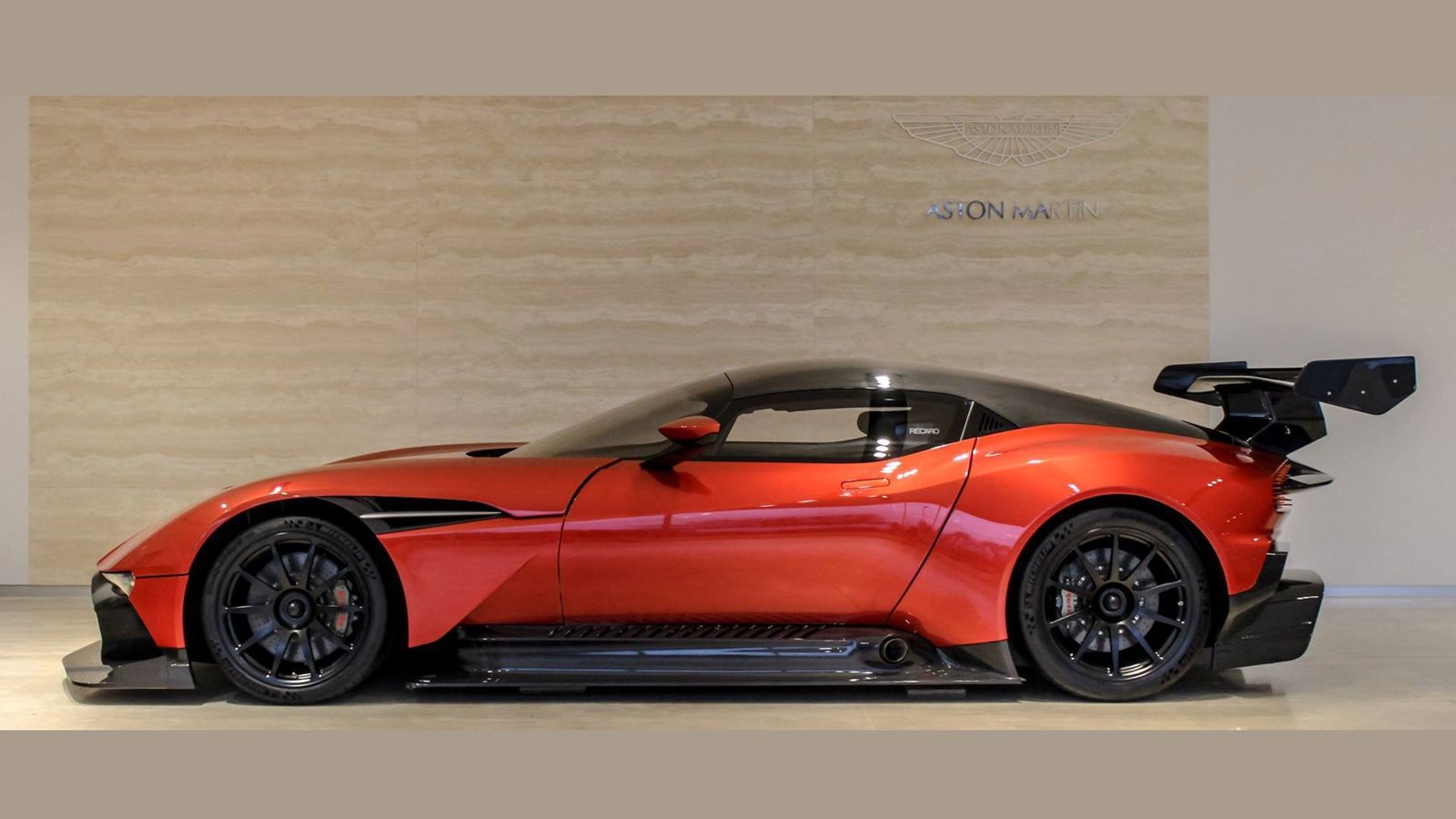 Η πρώτη από τις τρεις συνολικά Aston Martin Vulcan που προορίζονται για τις Η.Π.Α., πάτησε πόδι σε αμερικάνικο έδαφος, ώστε να πουληθεί εκεί για 3,4 ε