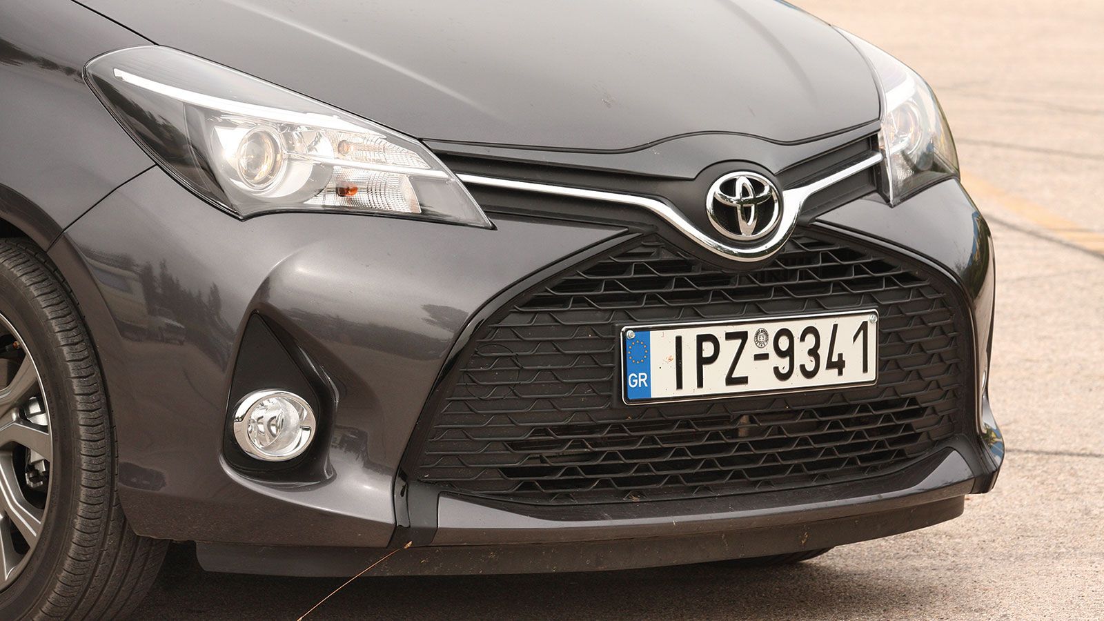 Μοντέρνο και επιβλητικό το Toyota Yaris. Στο εμπρός μέρος ξεχωρίζει η μάσκα σε σχήμα «Χ». 