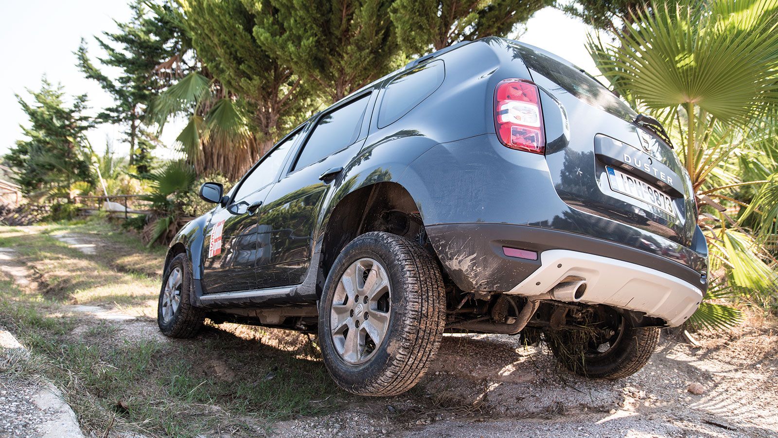 Το χώμα είναι το στοιχείο του Dacia Duster και χάρη στην τετρακίνηση κυριολεκτικά κάνει παπάδες.