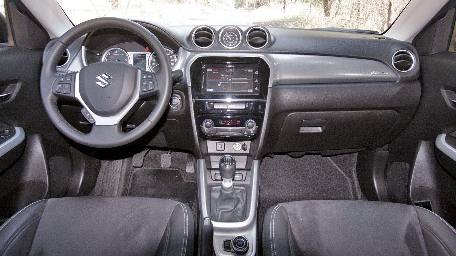 Το εσωτερικό του Suzuki Vitara είναι ευχάριστο αισθητικά, αλλά ο διάκοσμος είναι λιτός και το φινίρισμα των σκληρών πλαστικών μετριότατο.