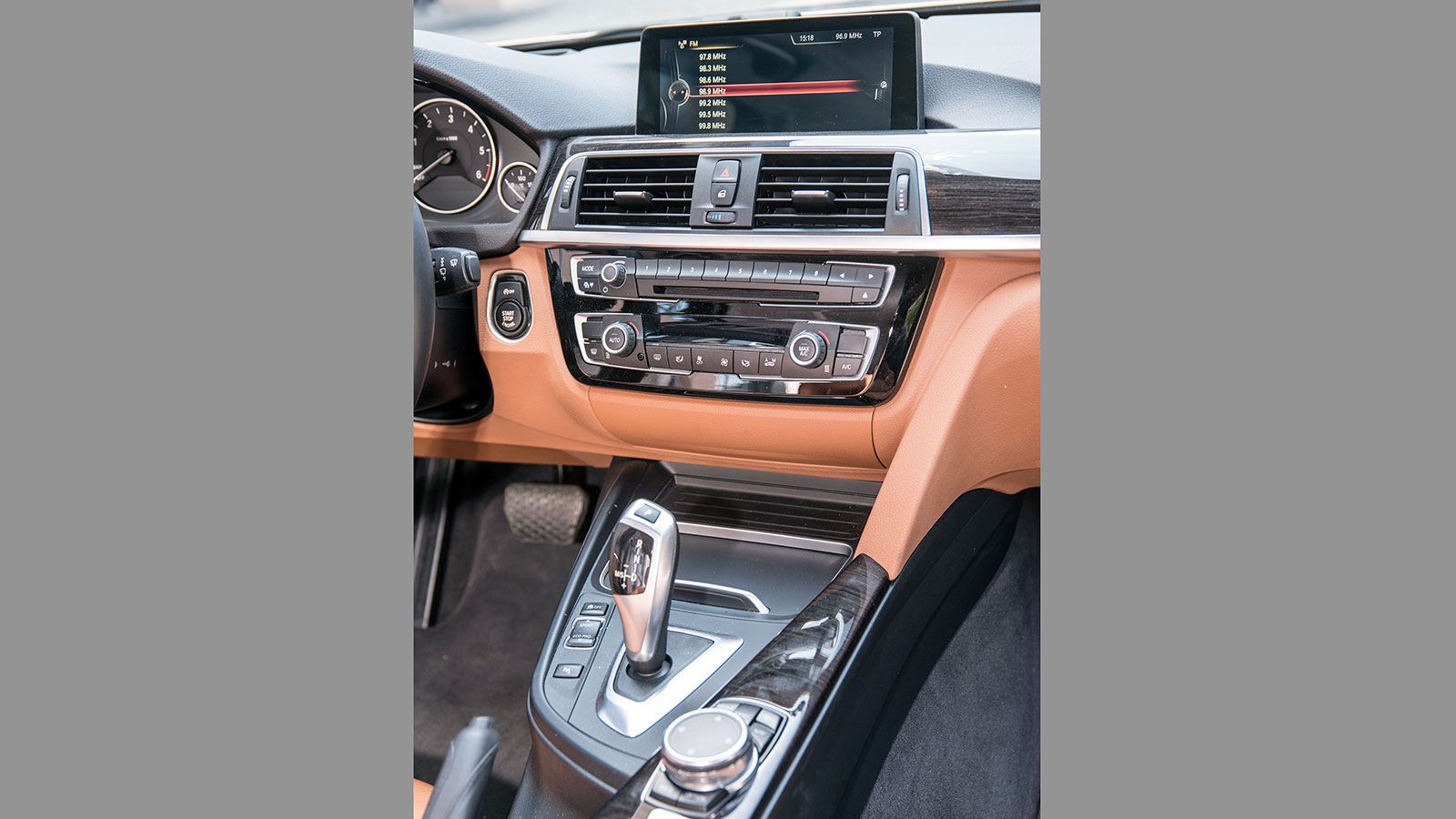 Η οθόνη του συστήματος iDrive της BMW βρίσκεται ψηλά στην κεντρική κονσόλα και είναι σε καλύτερη για τον οδηγό θέση αλλά αισθητικά «χάνει» σε σχέση με