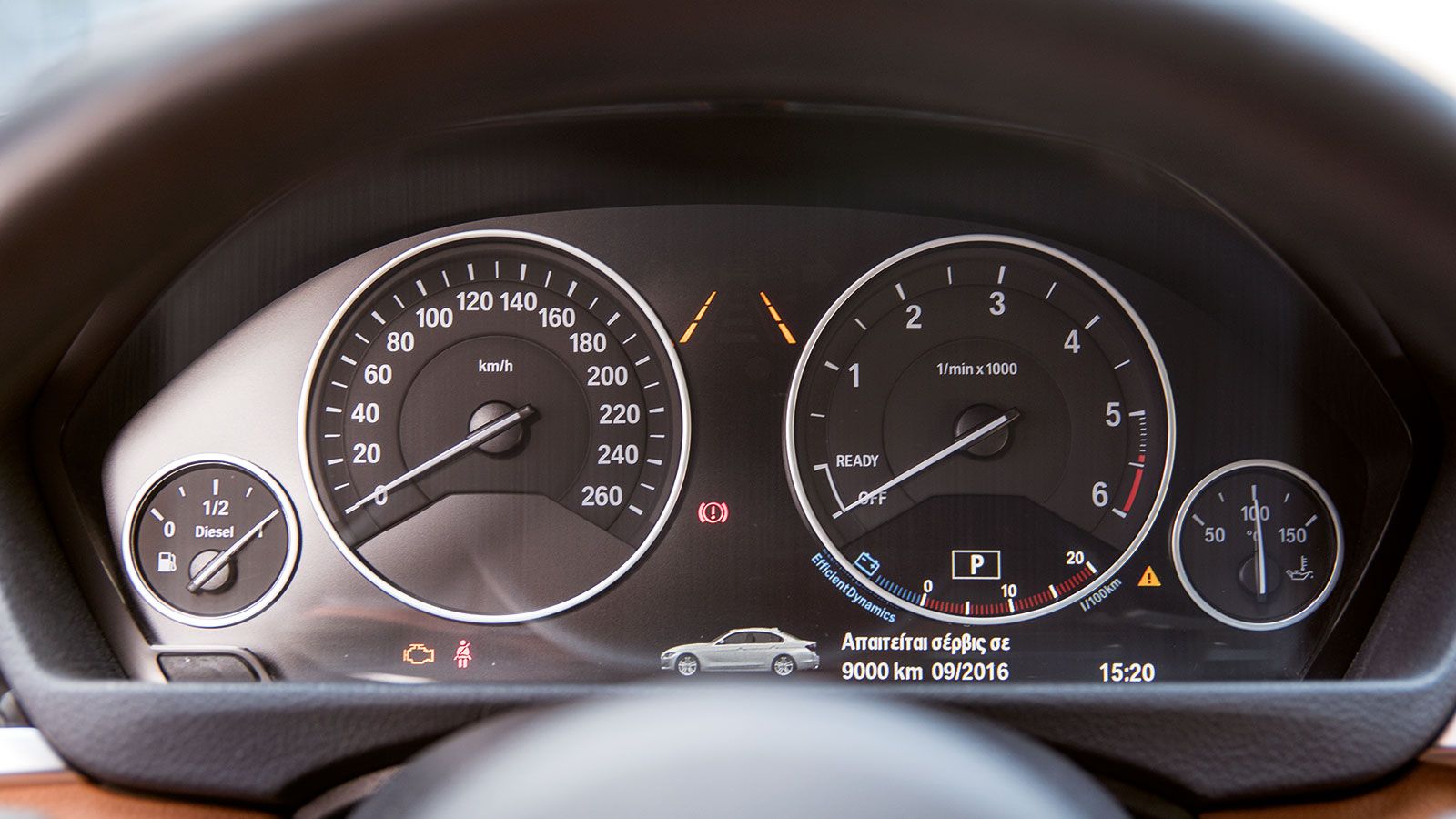 Αδιάφορη είναι συγκριτικά με την Giulia η σχεδίαση του πίνακα οργάνων της 320d. Φυσικά είναι ευανάγνωστος και πλήρης από ενδείξεις. 