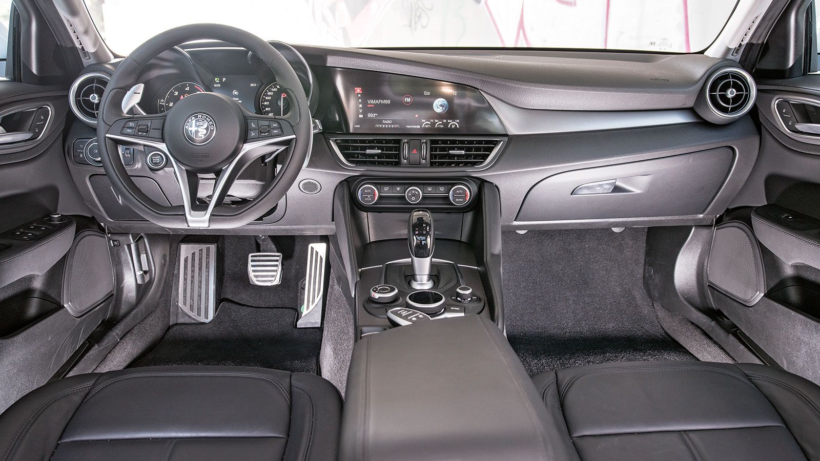 Η Alfa Romeo Giulia εκφράζει άμεσα τον σπορ και πολυτελή της χαρακτήρα και μέσω της σχεδίασης του εσωτερικού της. Η ποιότητα είναι καλή, όμως σε καμία