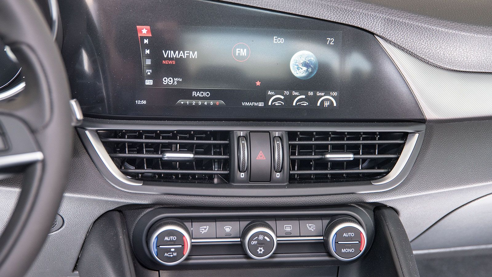 Η οθόνη 8,8 ιντσών του συστήματος πολυμέσων της Giulia αποτελεί συνέχεια του πίνακα οργάνων και κερδίζει τις εντυπώσεις. Το περιστροφικό χειριστήριο τ