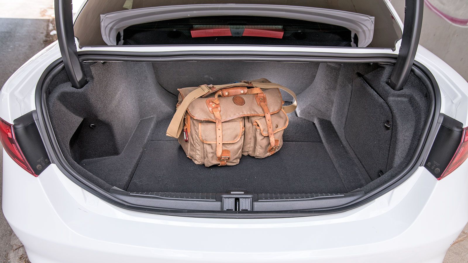 480 λίτρα είναι ο όγκος του χώρου αποσκευών και στα δύο. (φωτό Giulia)