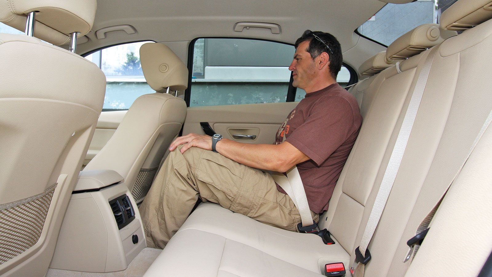 Ελαφρώς πιο άνετα θα νιώσουν 2 επιβάτες στην 320d.