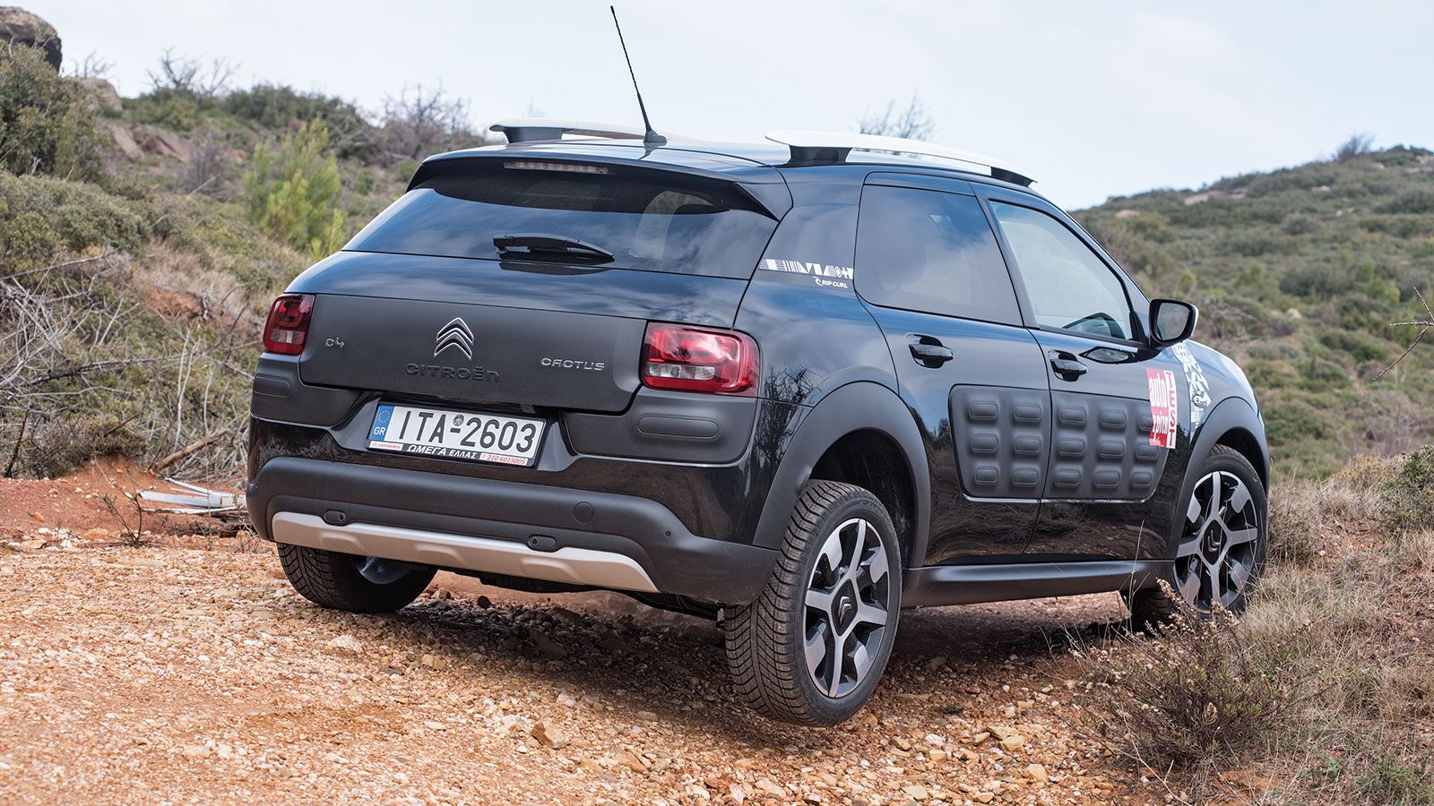 Με τη βοήθεια του Αll Grip και των M+S ελαστικών, το Citroen C4 Cactus Rip Curl κινείται πιο άνετα σε σαθρά εδάφη σε σχέση με τις άλλες εκδόσεις του γ