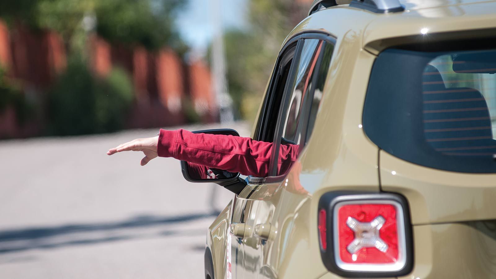 Έκταση του βραχίονα για στροφή προς τα αριστερά.