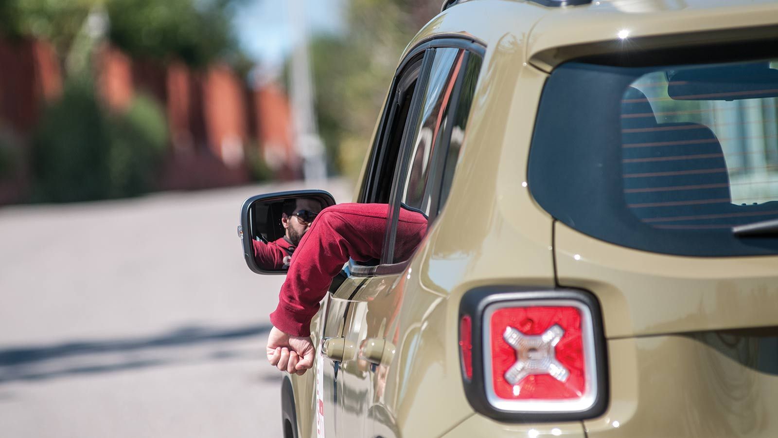 Kάμψη του βραχίονα προς τα κάτω, για τον ελιγμό στάθμευσης.