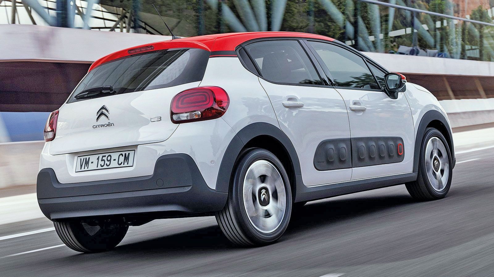 Η Citroen έριξε βάρος στην εμφάνιση του C3, η οποία είναι ριζοσπαστική για την κατηγορία. Προαιρετικά προσφέρονται τα AirBumps, που γνωρίσαμε πρώτα στ