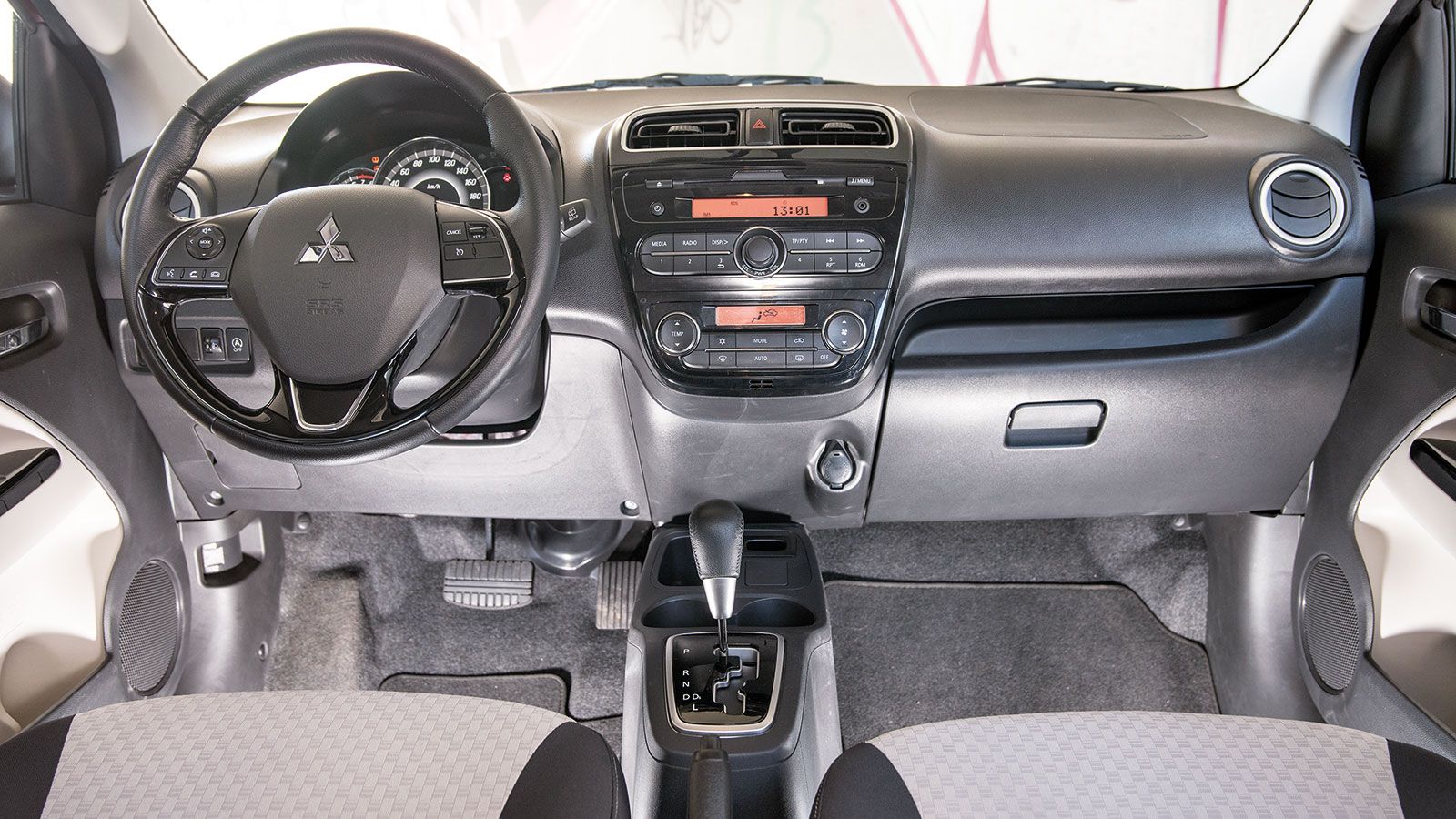 Λιτό και απέριττο είναι το εσωτερικό του Mitsubishi Space Star.