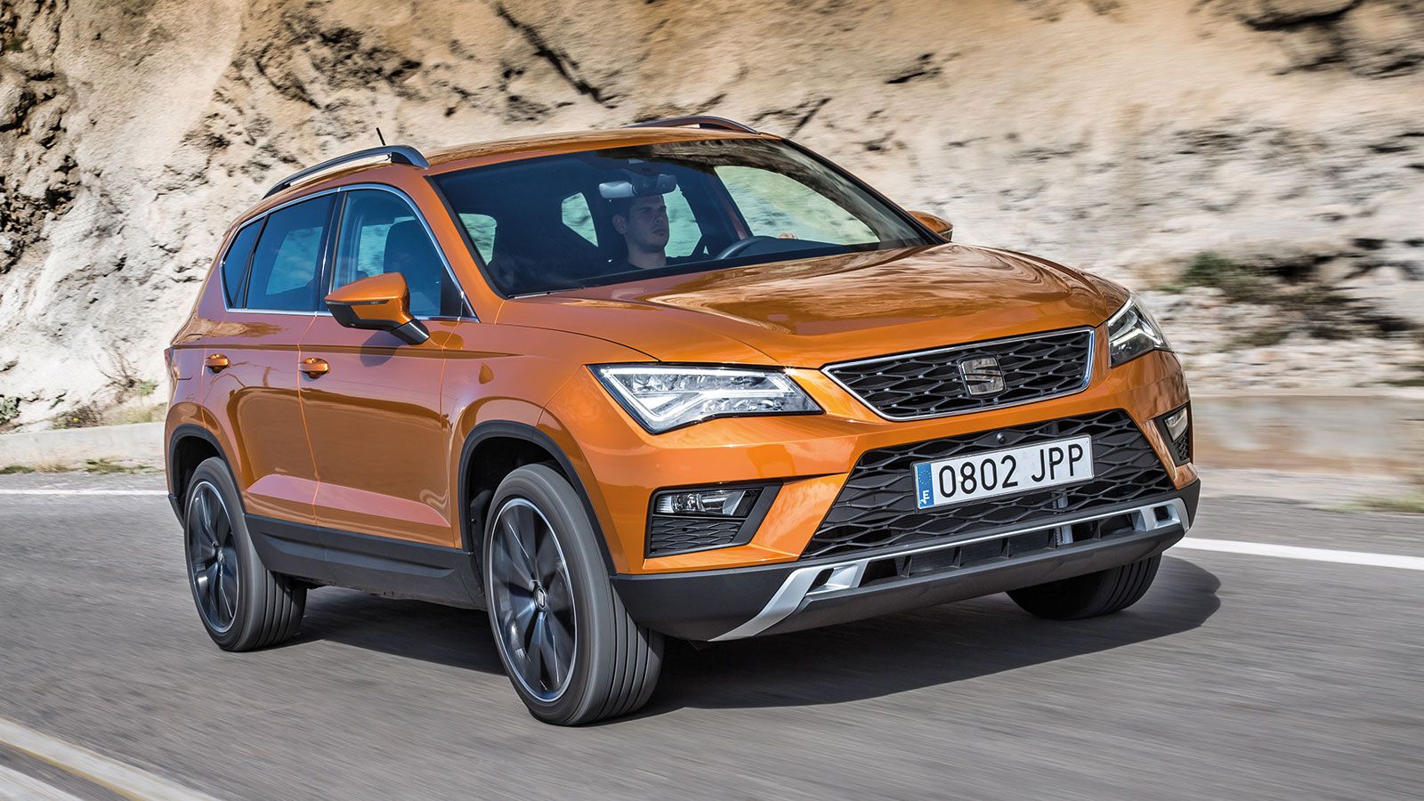 Οδηγούμε το SEAT Ateca, το οποίο εκπλήσσει ευχάριστα με το στήσιμό του καθώς παρά το αυξημένο μέγεθός του στρίβει σαν Leon, χωρίς η ανάρτηση να επιτρέ