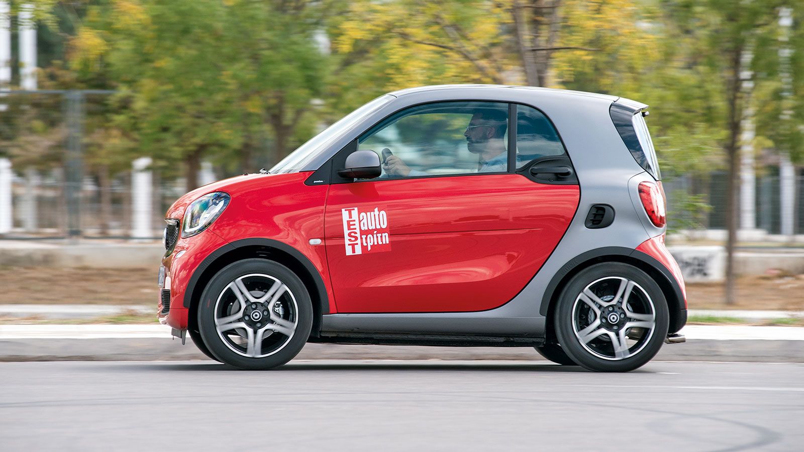 Ο turbo κινητήρας των 90 ίππων του smart fortwo διαθέτει πολύ καλή απόδοση και χαρίζει σβέλτες επιδόσεις.	