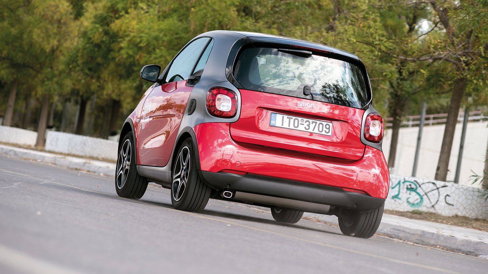 Στο δρόμο το fortwo προσφέρει κορυφαία ευελιξία, άνεση στις καθημερινές μετακινήσεις, αλλά και περισσότερη ασφάλεια σε σχέση με το παρελθόν του.	