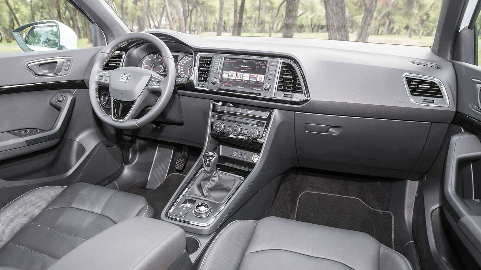 Το εσωτερικό του νέου SEAT Ibiza υπόσχεται να είναι πολύ πιο μοντέρνο σχεδιαστικά και νεανικό, ακολουθώντας τη νέα σχεδιαστική τάση της SEAT (στην φωτ