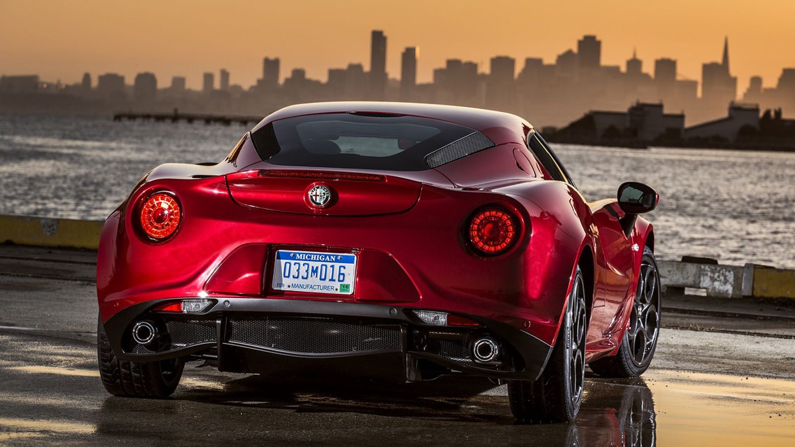 Όσοι πελάτες θέλουν ακόμα πιο «μεθυστικό» ήχο από τον κινητήρα, έχουν την επιλογή για ένα σύστημα εξάτμισης τιτανίου από την Akrapovic, το οποίο διαθέ