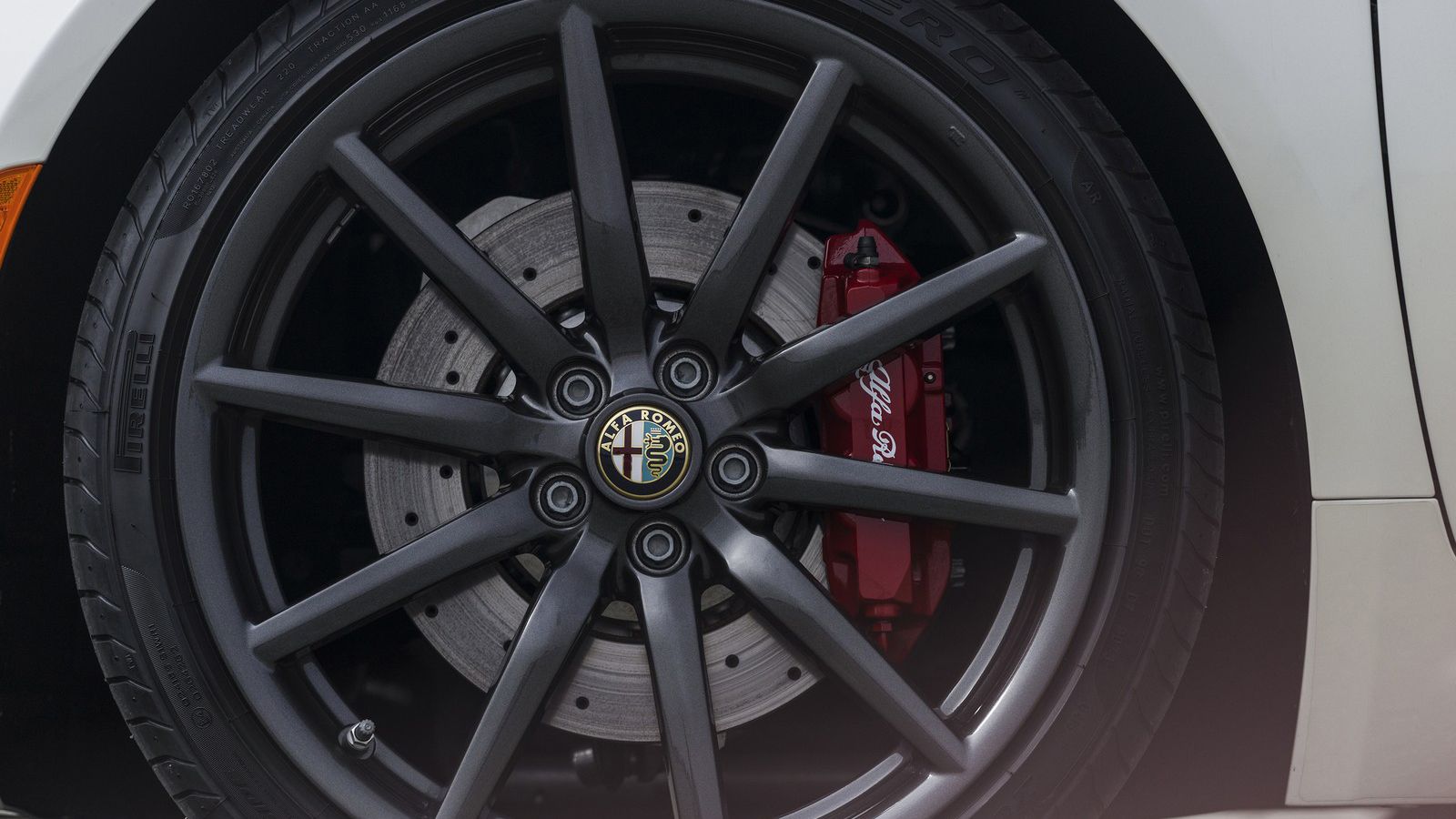 Το Track Package περιλαμβάνει υψηλών επιδόσεων αμορτισέρ, μεγαλύτερες αντιστρεπτικές δοκούς εμπρός – πίσω και αγωνιστικών προδιαγραφών ελαστικά 