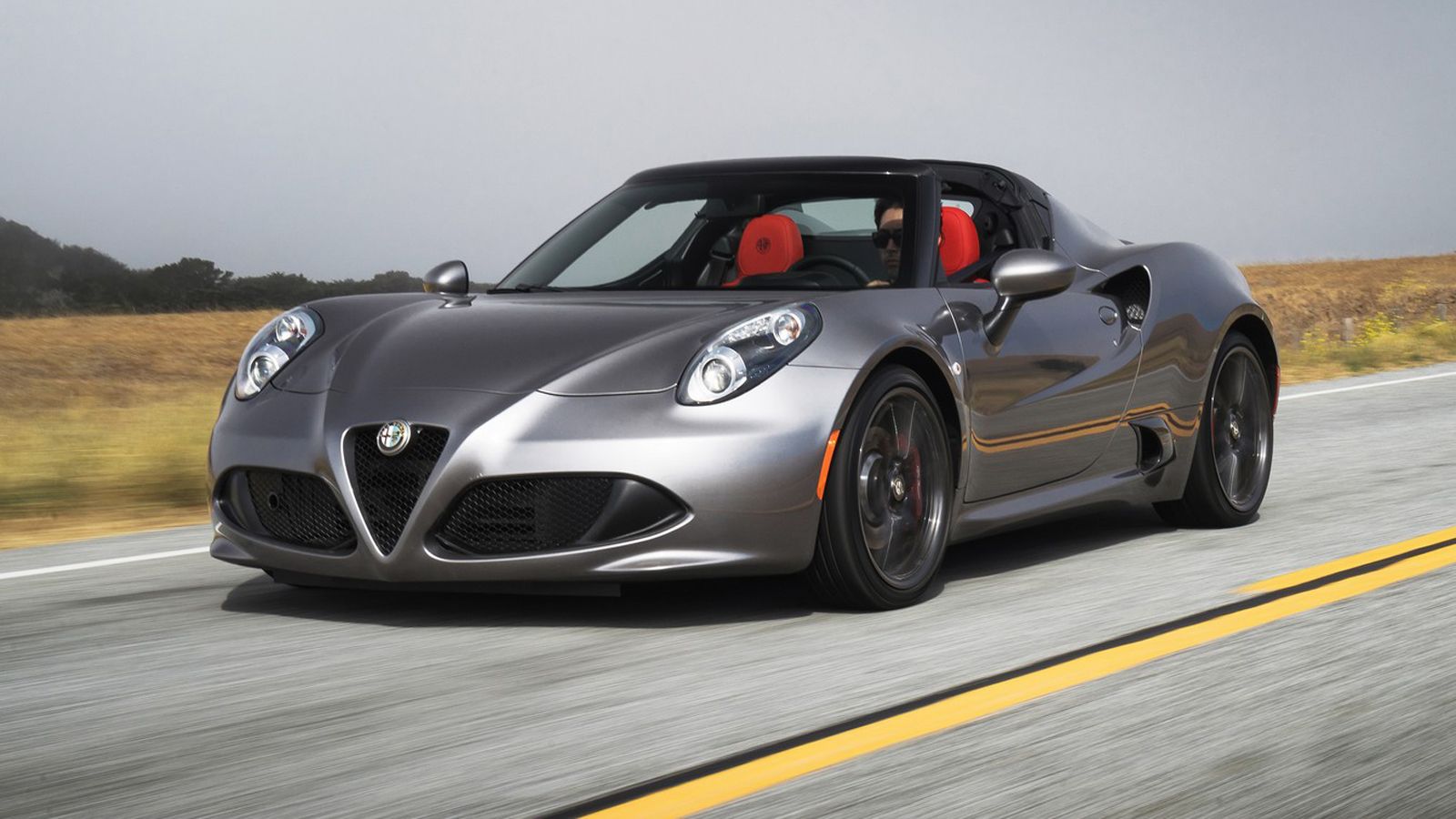 Η Alfa Romeo προσφέρει για το 2016 πλουσιότερο εξοπλισμό και περισσότερες επιλογές εξατομίκευσης για τις 4C και 4C Spider.