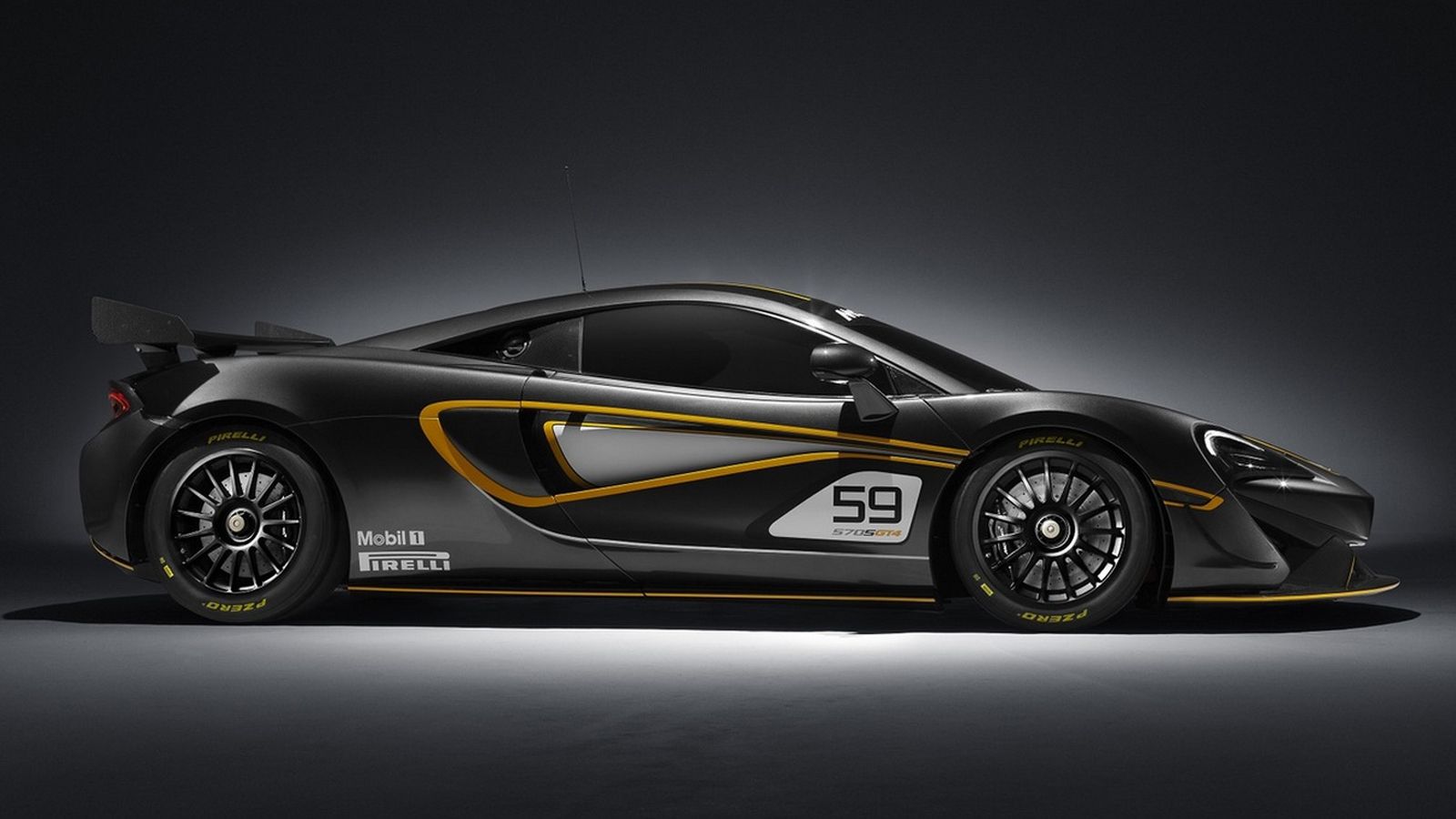 Στη νέα GT4 έχει γίνει χρήση ανθρακονημάτων και αλουμινίου στα φαρδύτερα εμπρός και πίσω μετατρόχια. Η ανάρτηση διαθέτει ρυθμιζόμενα αμορτισέρ με δύο 