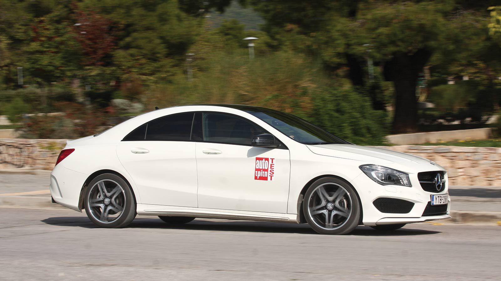 Αντίστοιχη περίπτωση με το Corolla αποτελεί και αυτή της Mercedes CLA. Με αεροδυναμικό συντελεστή (Cd 0.26) και 7τάχυτο κιβώτιο ταχυτήτων κινείται με 