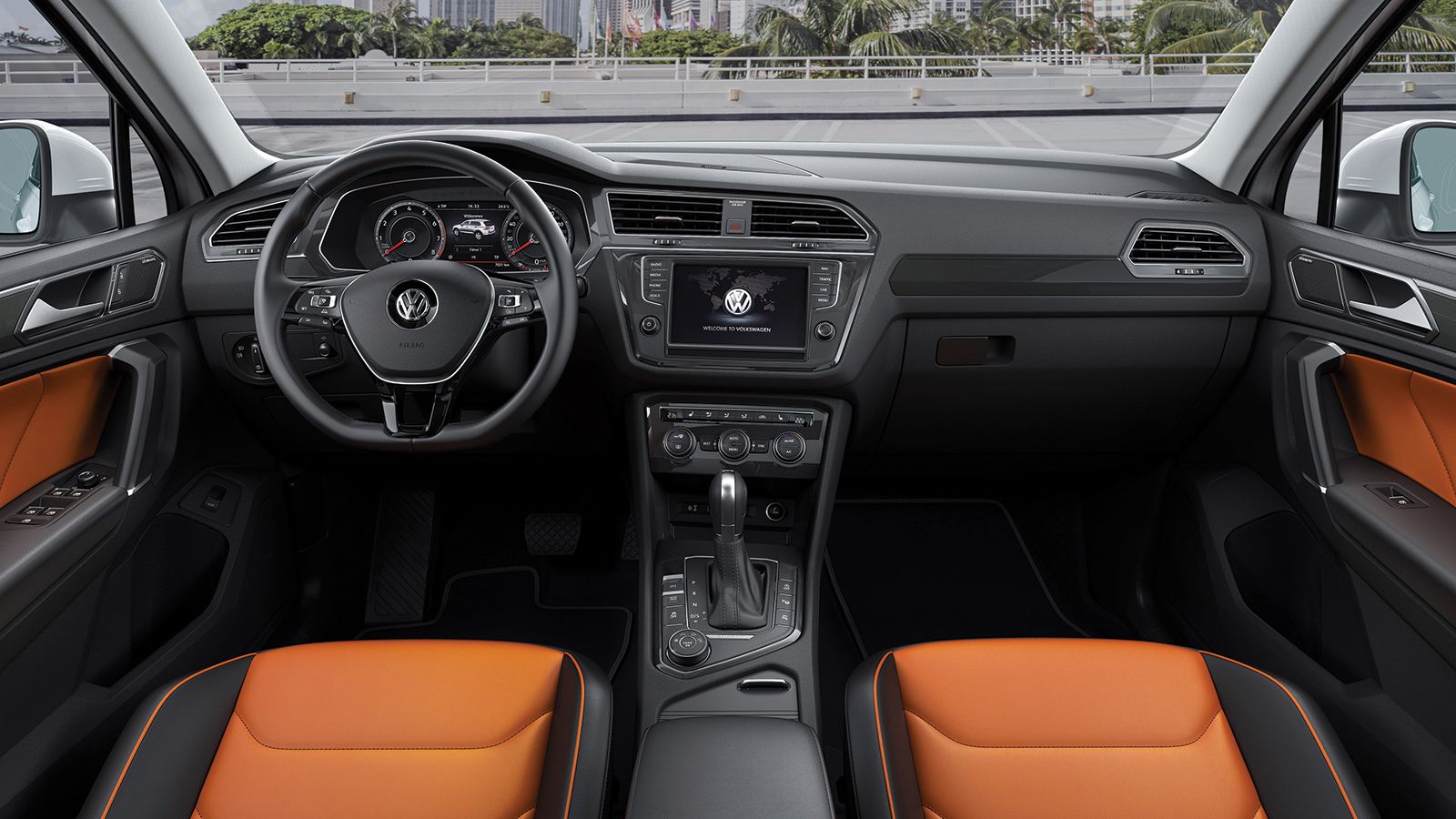 Το εσωτερικό του νέου Tiguan είναι οικείο σχεδιαστικά. Η ποιότητα των υλικών είναι πολύ καλή, ενώ μεγάλοι είναι οι χώροι για επιβάτες και αποσκευές.