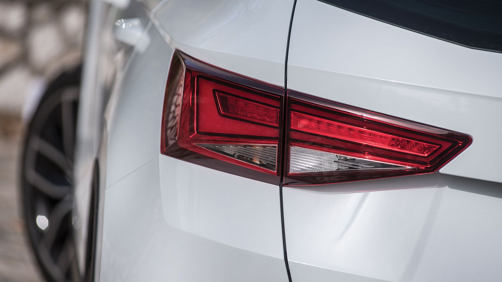 Αντίστοιχα και τα πίσω φώτα τονίζουν το σχεδιασμό του