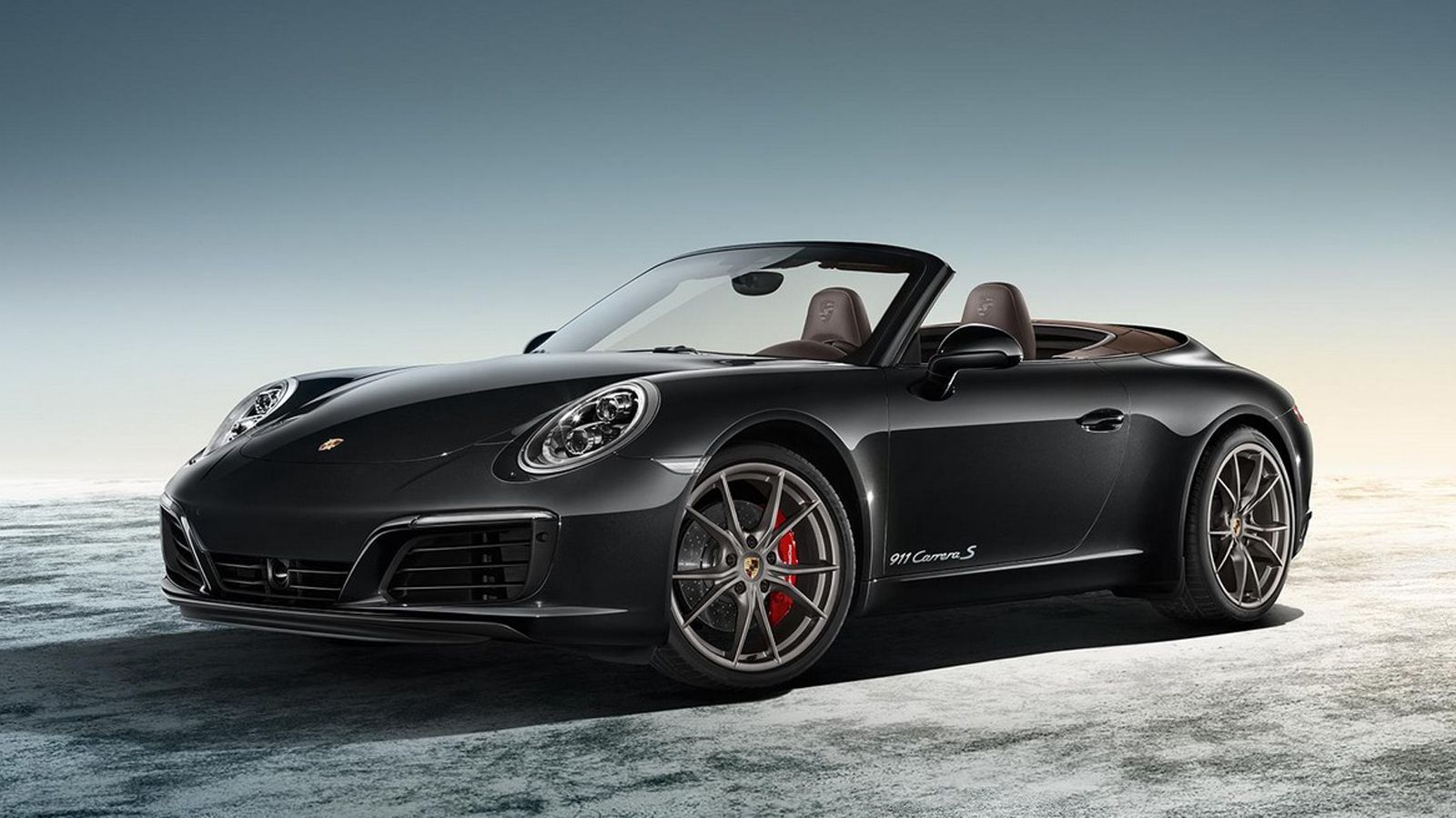 Η 911 Carrera S Cabriolet της Porsche Exclusive είναι μαύρη (Jet Black Metallic) και φέρει γκρι πολυάκτινες ζάντες αλουμινίου 20 ιντσών, τις οποίες κο