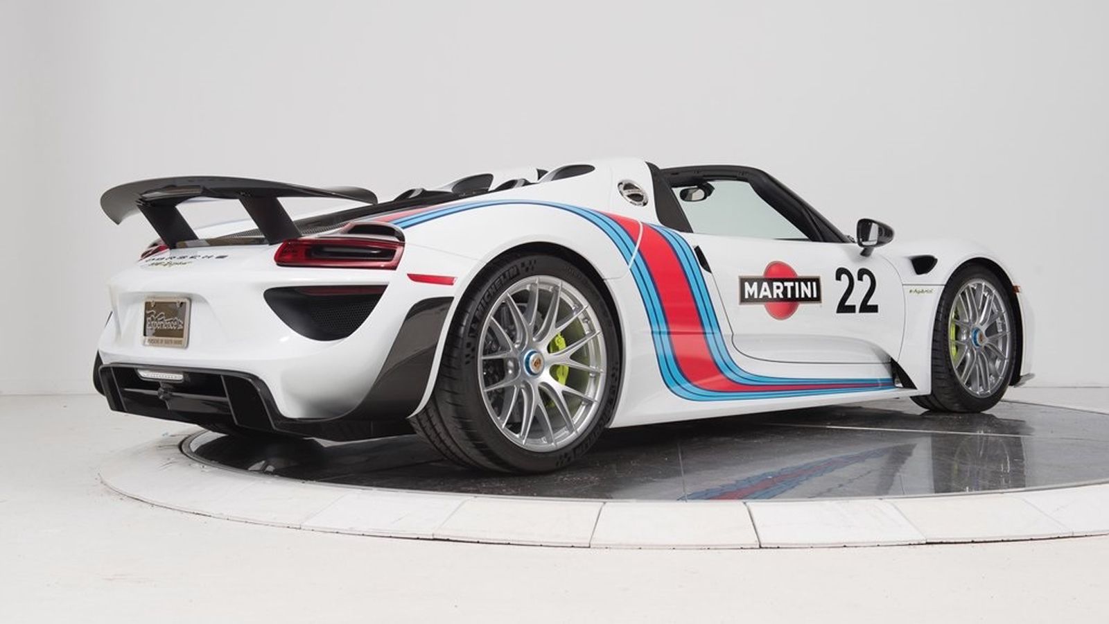 Διαθέτει το προαιρετικό πακέτο Weissach, ενώ ένα αυτοκόλλητο φιλμ στα αγωνιστικά χρώματα της Martini, μπήκε απευθείας πάνω στο carbon αμάξωμα.