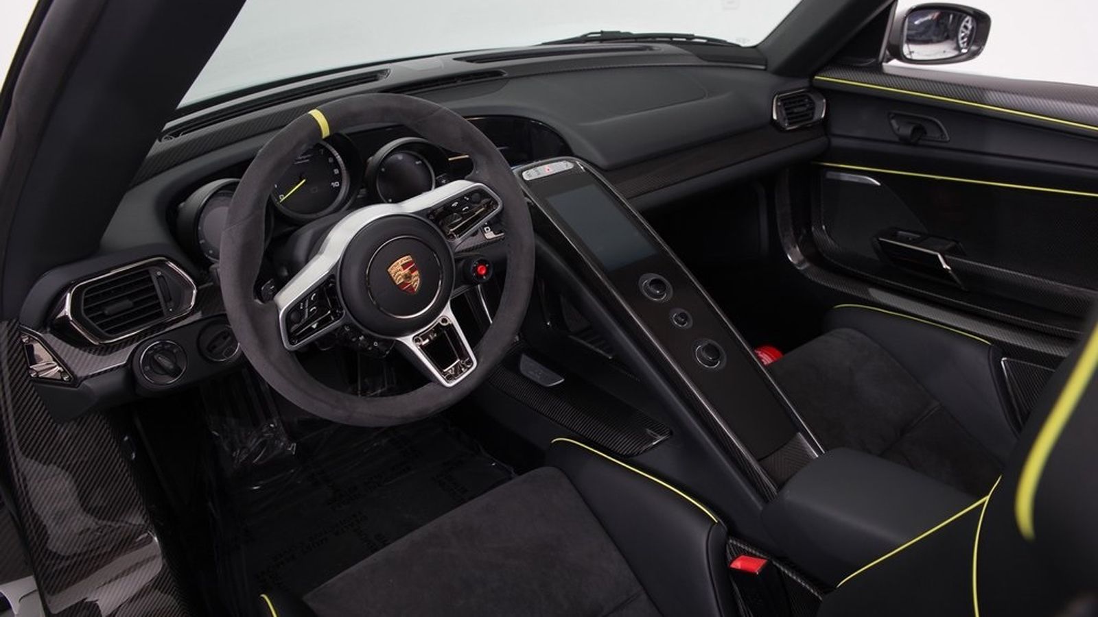 Στο εσωτερικό, ο ιδιοκτήτης προτίμησε τις μαύρης απόχρωσης δερμάτινες επενδύσεις σε ταμπλό, πόρτες και καθίσματα, προσθέτοντας πινελιές Acid Green.