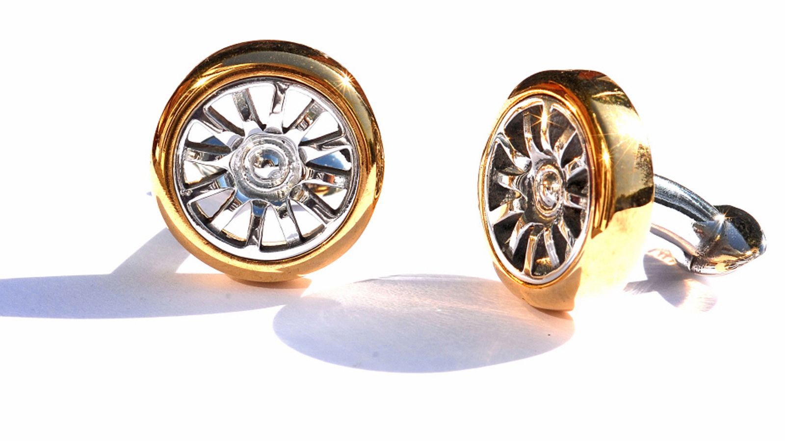 Η εταιρεία TMB Art Metal έφτιαξε ένα σετ από μανικετόκουμπα, τα οποία είναι φτιαγμένα από το αλουμίνιο των τροχών της OZ Racing, τους οποίους έφερε μί