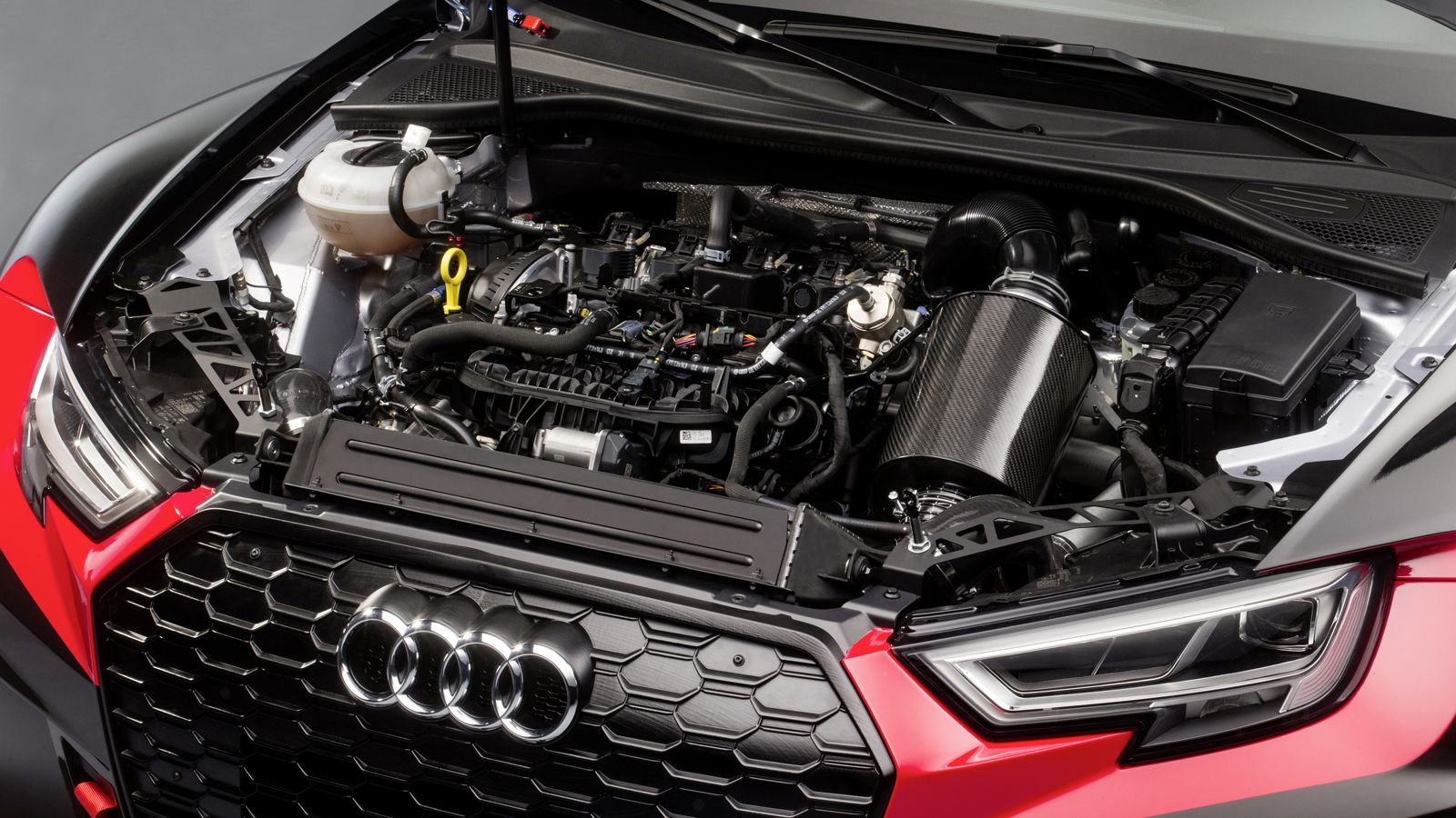 Κάτω από το καπό υπάρχει ένα 2λιτρο 4κύλινδρο turbo σύνολο, όπως επιβάλλεται από τους κανονισμούς της TCR. Δεν έχει δηλαδή το 5κύλινδρο μοτέρ των 400 