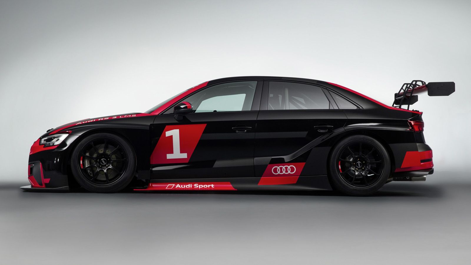 Η Audi Sport θα αρχίσει τις παραδόσεις των RS3 LMS προς τα τέλη του έτους. Η τιμή του με αγωνιστικό σειριακό κιβώτιο είναι στα 129.000 ευρώ, ενώ με το