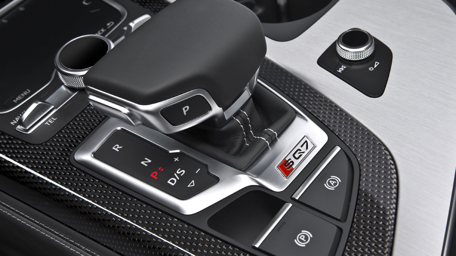 Η δύναμη του V8 κινητήρα περνάει στο δρόμο μέσα από το αυτόματο κιβώτιο οκτώ ταχυτήτων.