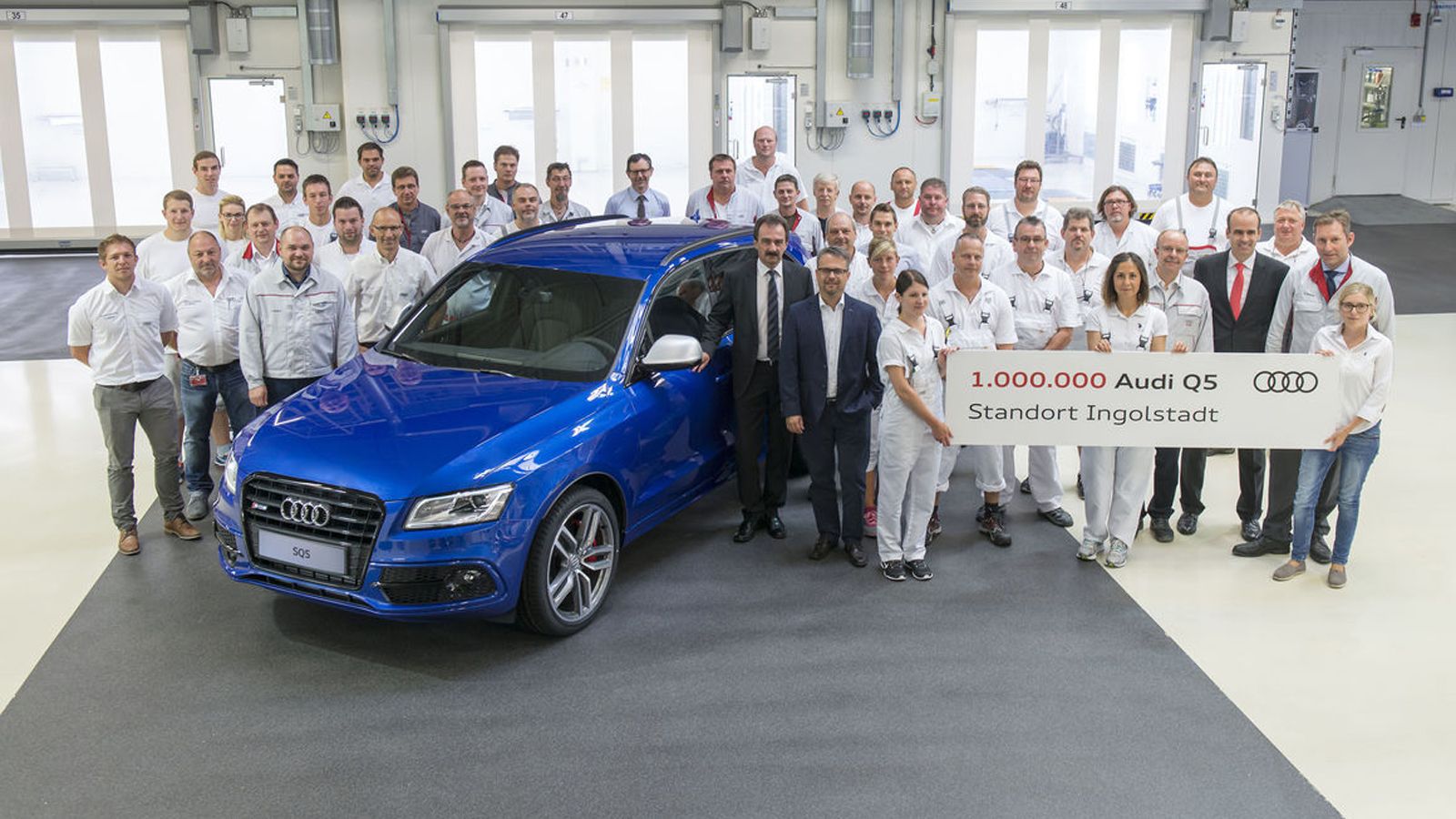 Το Audi SQ5 που βλέπετε σε Sepang Blue απόχρωση, είναι το εκατομμυριοστό Q5 που φτιάχνεται στο εργοστάσιο στο Ίνγκολστατ της Γερμανίας. Περισσότερα απ
