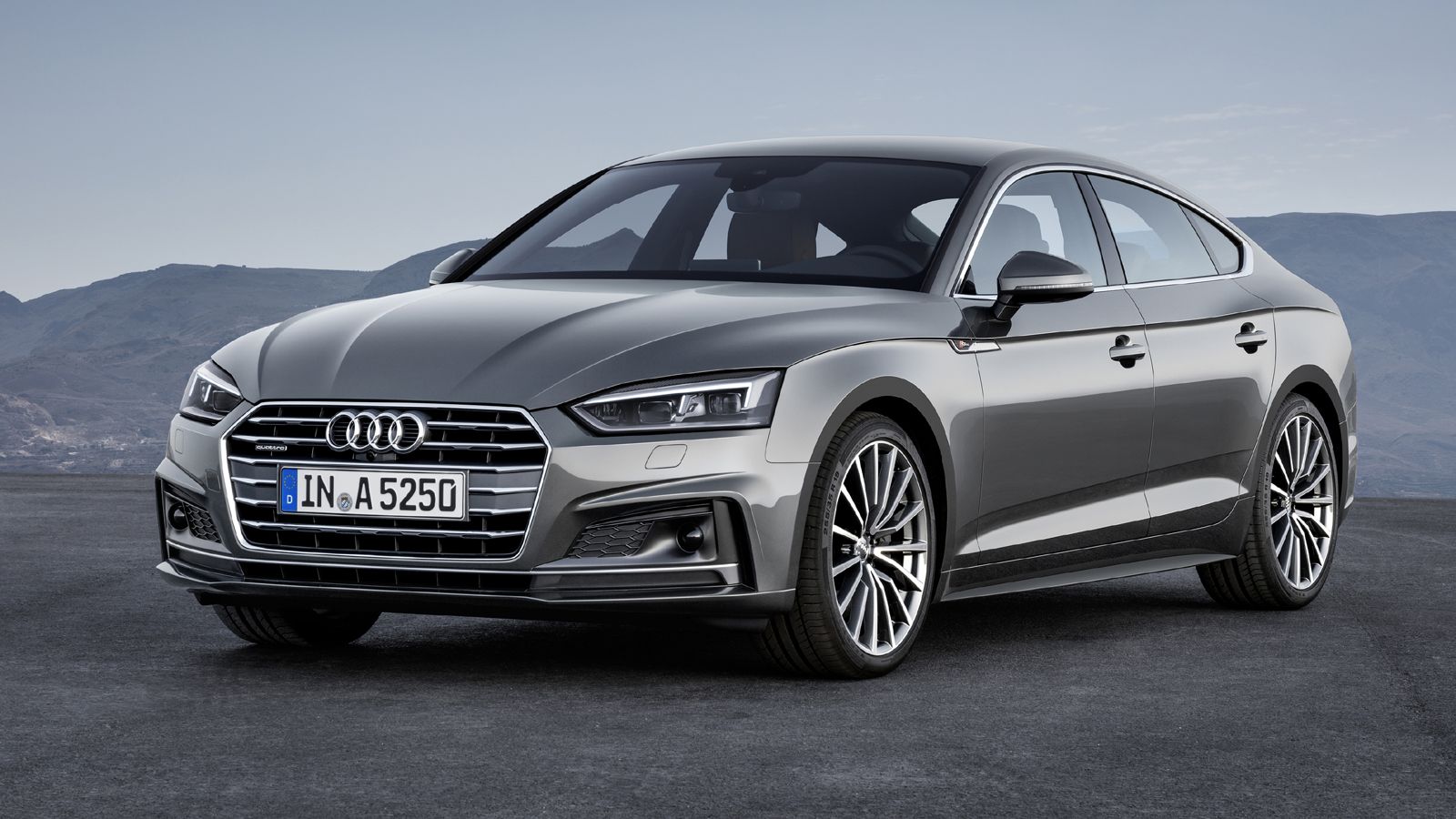 Σχεδιαστικά, το νέο Audi A5 Sportback έχει λάβει όλες τις αλλαγές που εμφανίστηκαν στο νέο A5 Coupe, διατηρώντας ωστόσο την ξεχωριστή ταυτότητα και το