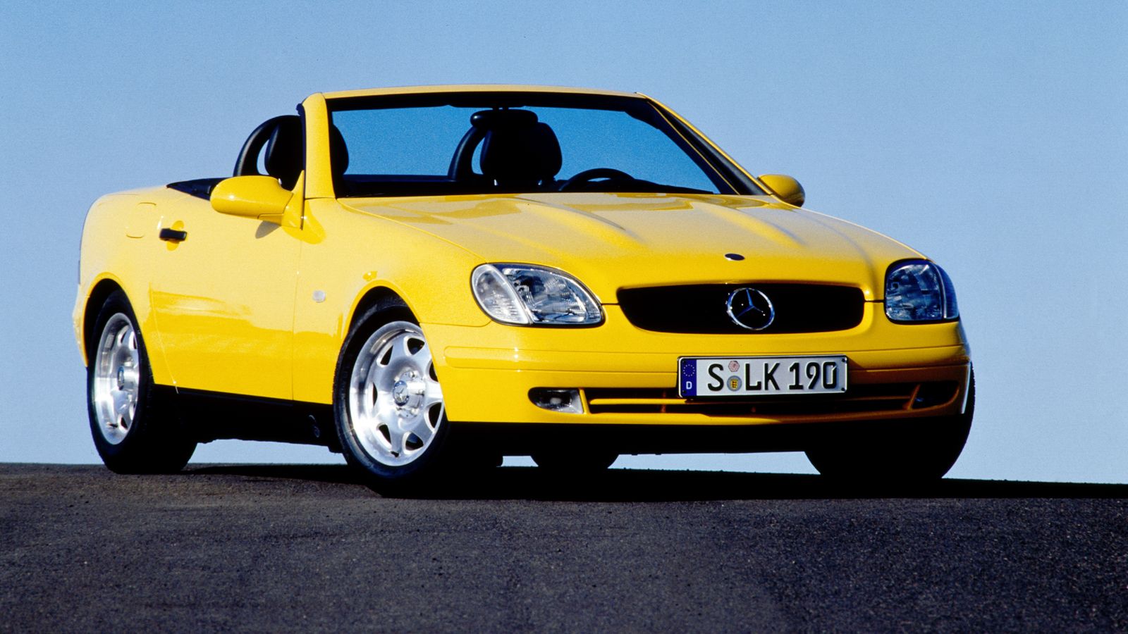 Όλα ξεκίνησαν με την Mercedes-Benz SLK πρώτης γενιάς (R 170), που πούλησε περισσότερα από 311.000 «κομμάτια» για όσο ήταν στην αγορά (1996 – 200