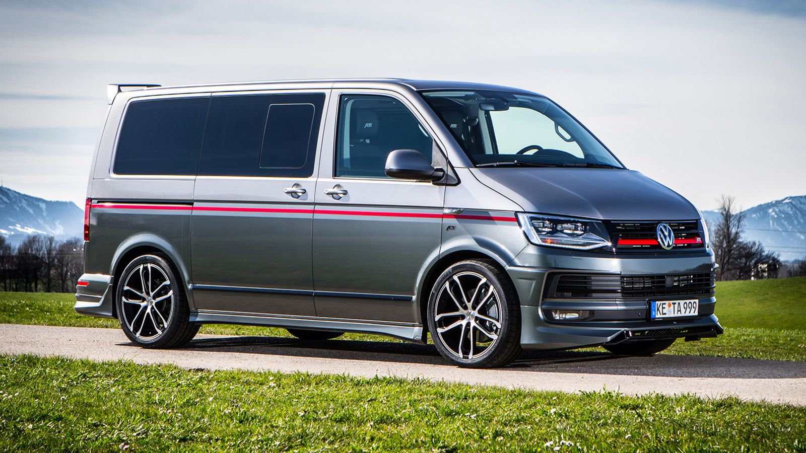 Το VW T6 της ΑΒΤ είναι βαμμένο σε μία γκρι ιριδίζουσα απόχρωση, με ασημί πάνω μέρος, με το αμάξωμα να διατρέχεται πλευρικά από μαύρες – κόκκινες